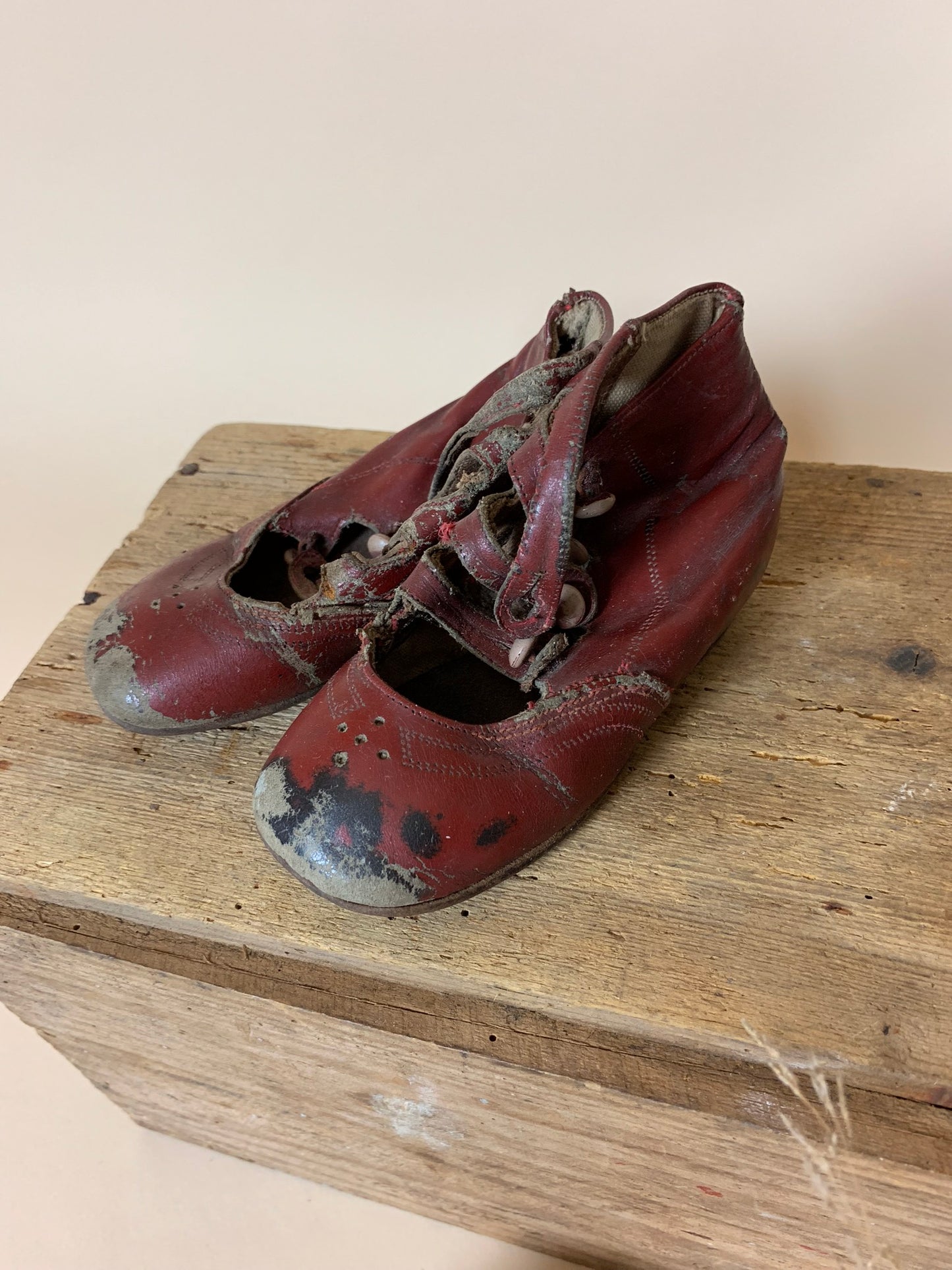 Dekorative alte Kinderschuhe