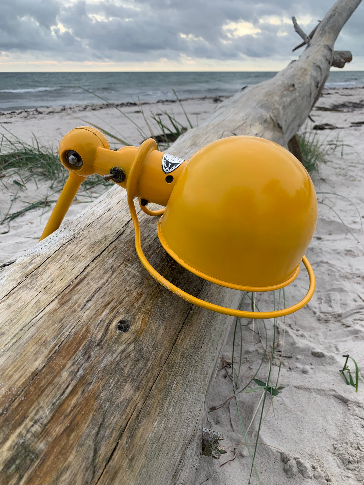 Gelbe Jieldé-Lampe mit 1 Arm und Tischbefestigung