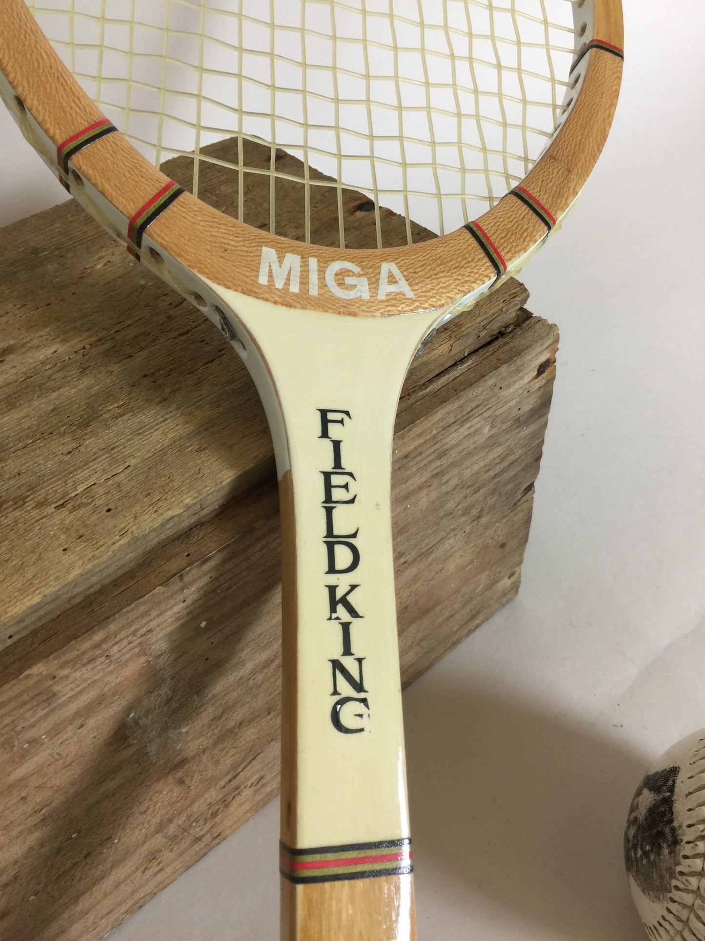 Schöner alter und dekorativer Tennisschläger
