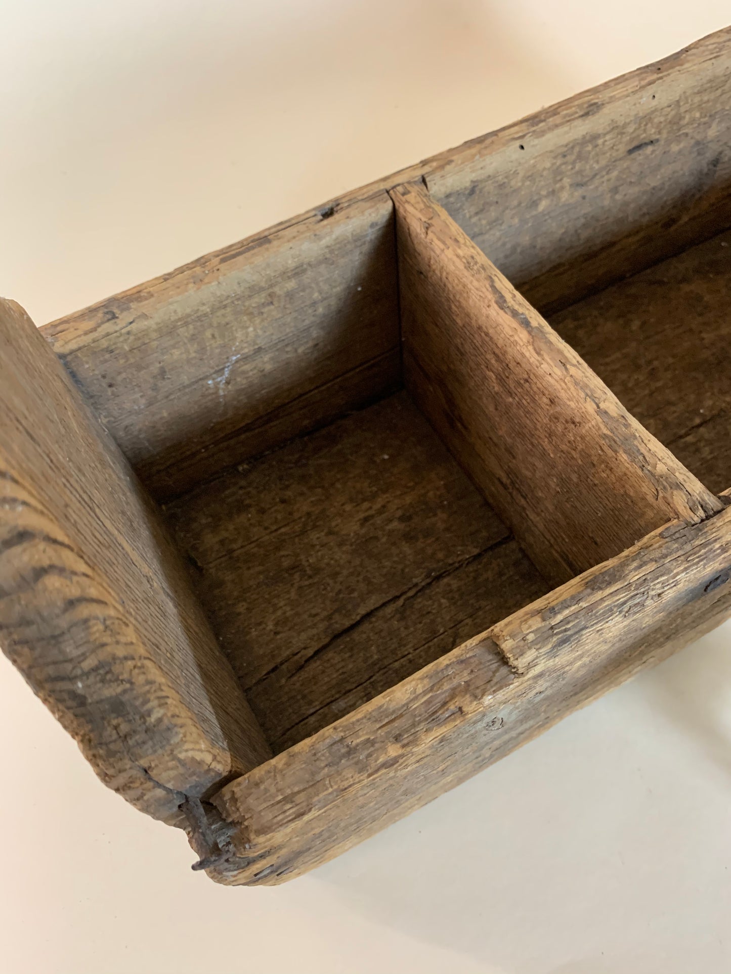 Schöne alte Holzkiste mit Henkel.