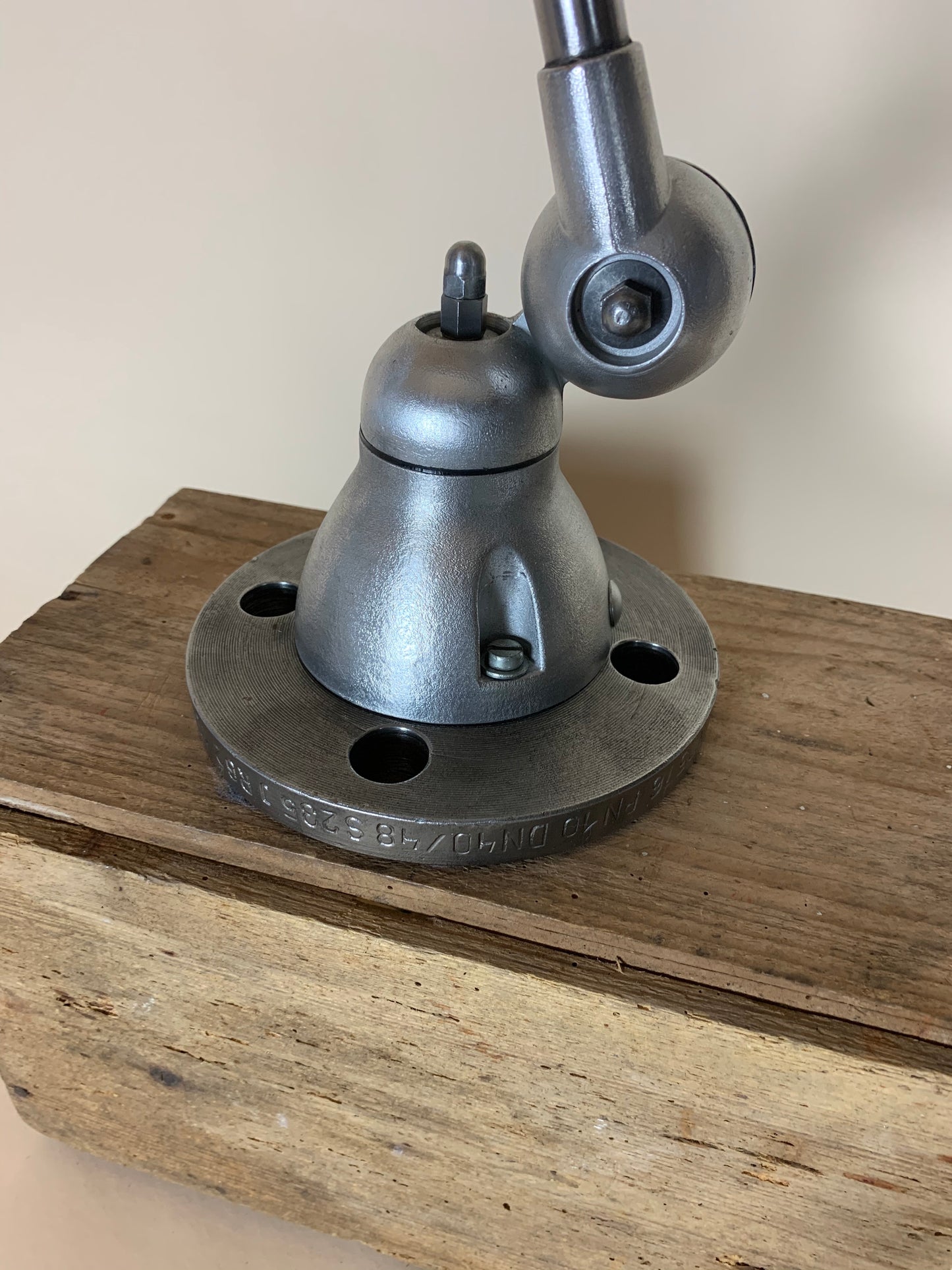 Jieldé-Lampe mit einem Arm und einem schönen Fuß