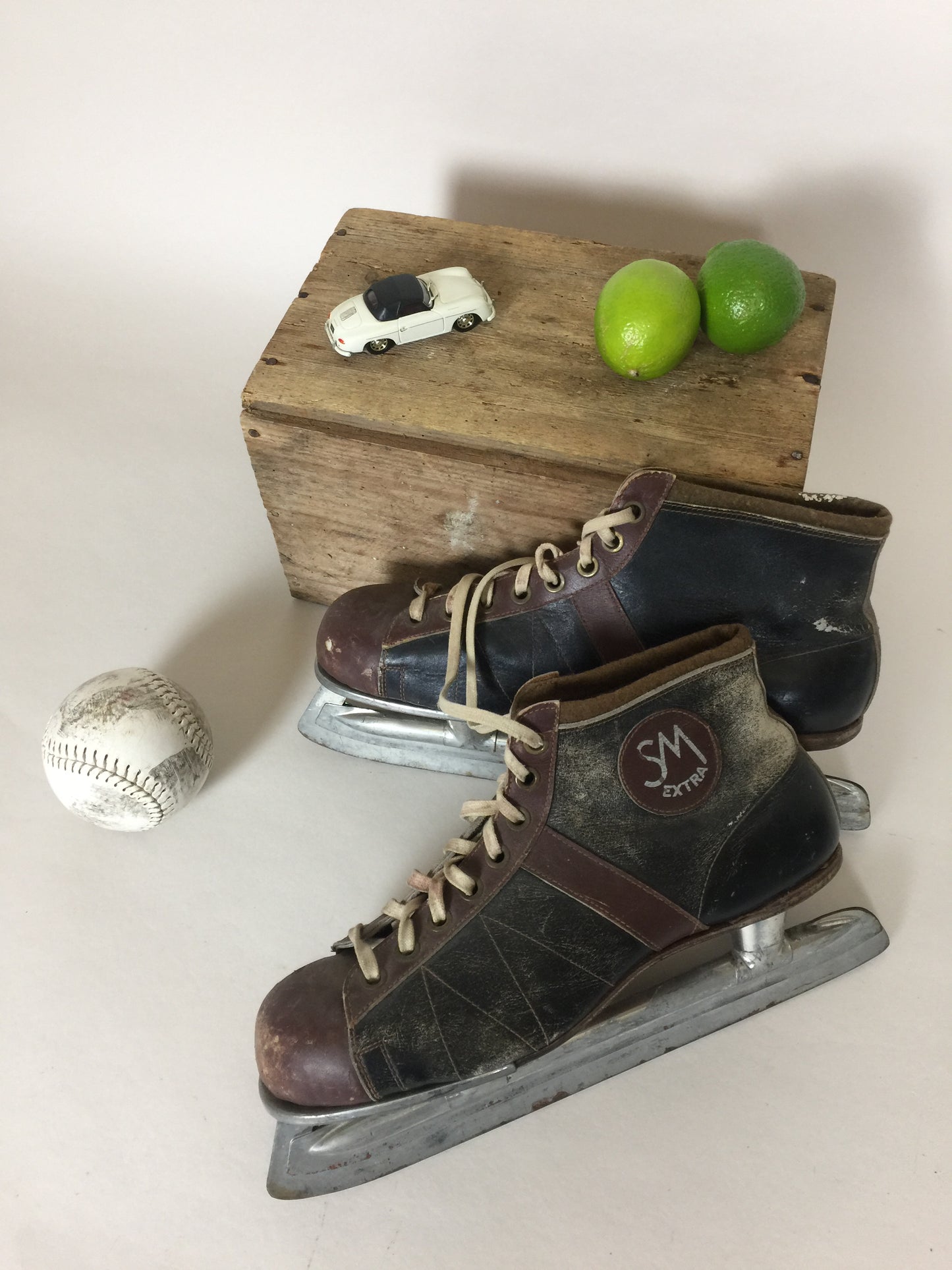 Schöne, rohe und dekorative alte Schlittschuhe