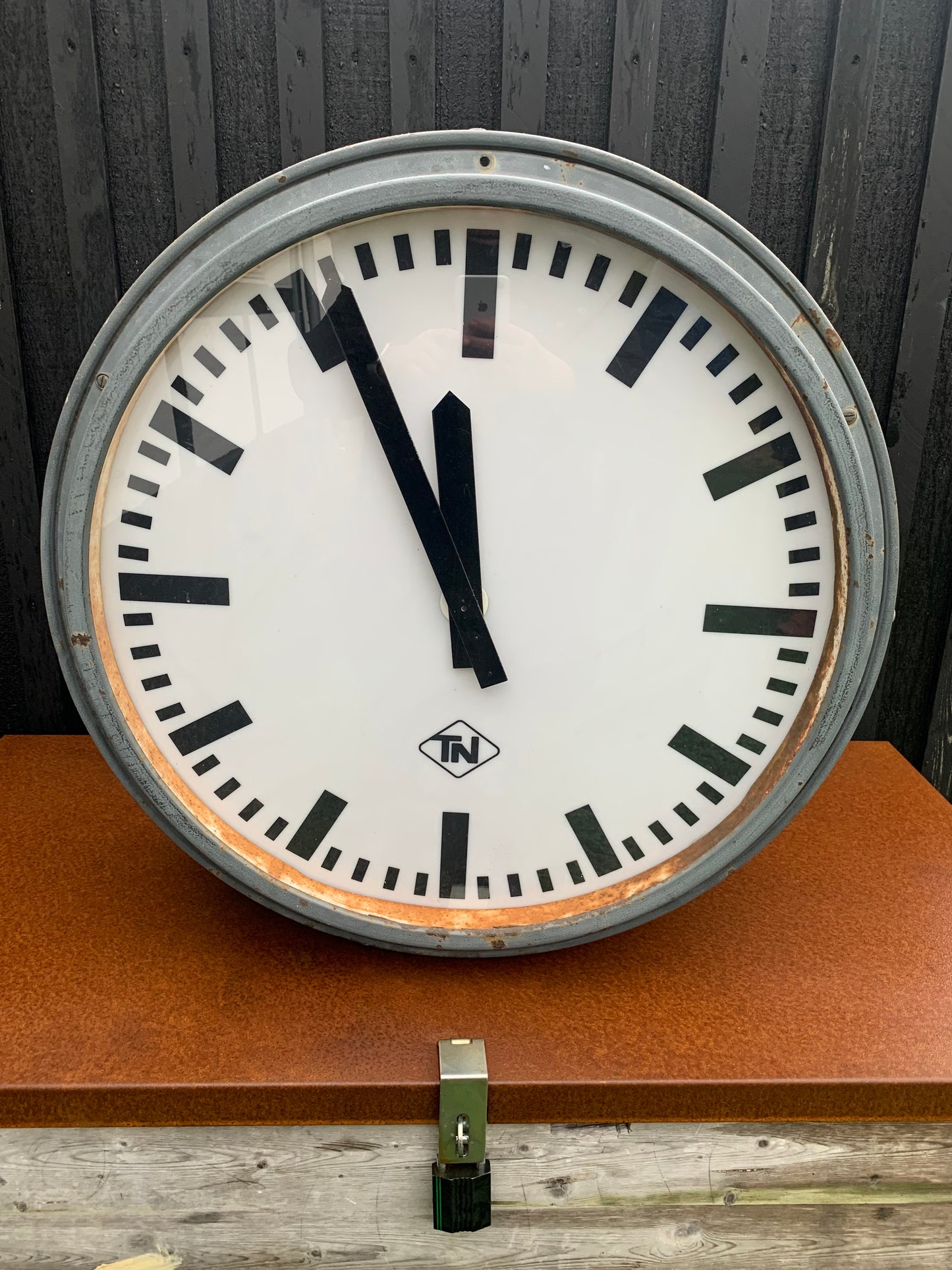 Große doppelseitige DSB-Eisenbahnuhr