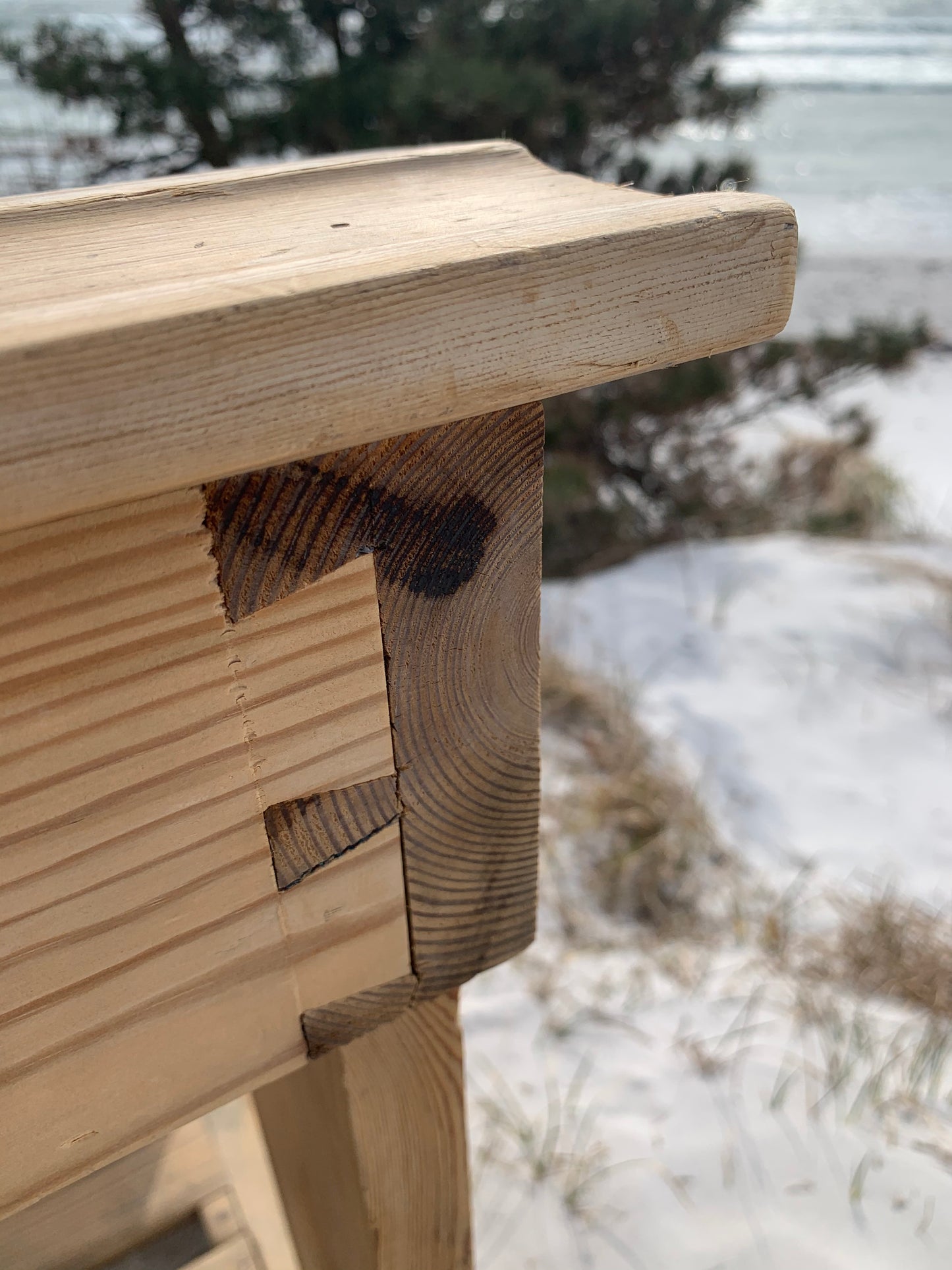 Schulbank mit Tintenfass