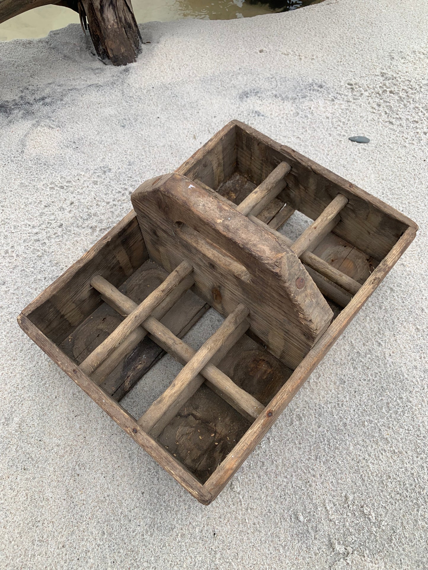 Holzkiste mit 12 Fächern