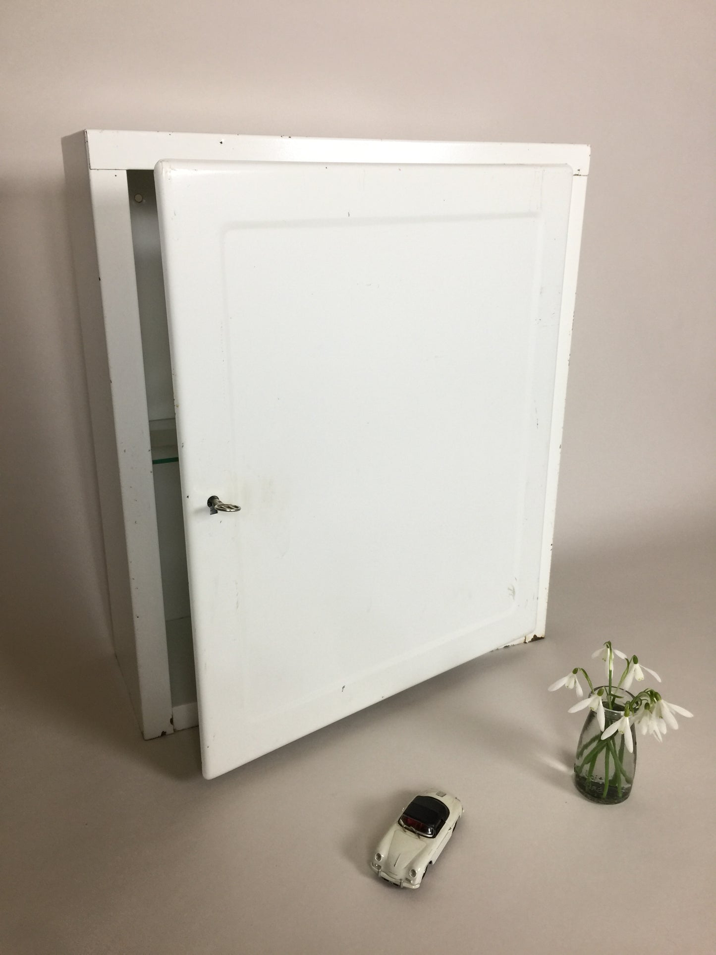 Schöner Medizinschrank aus Metall mit Glasregal