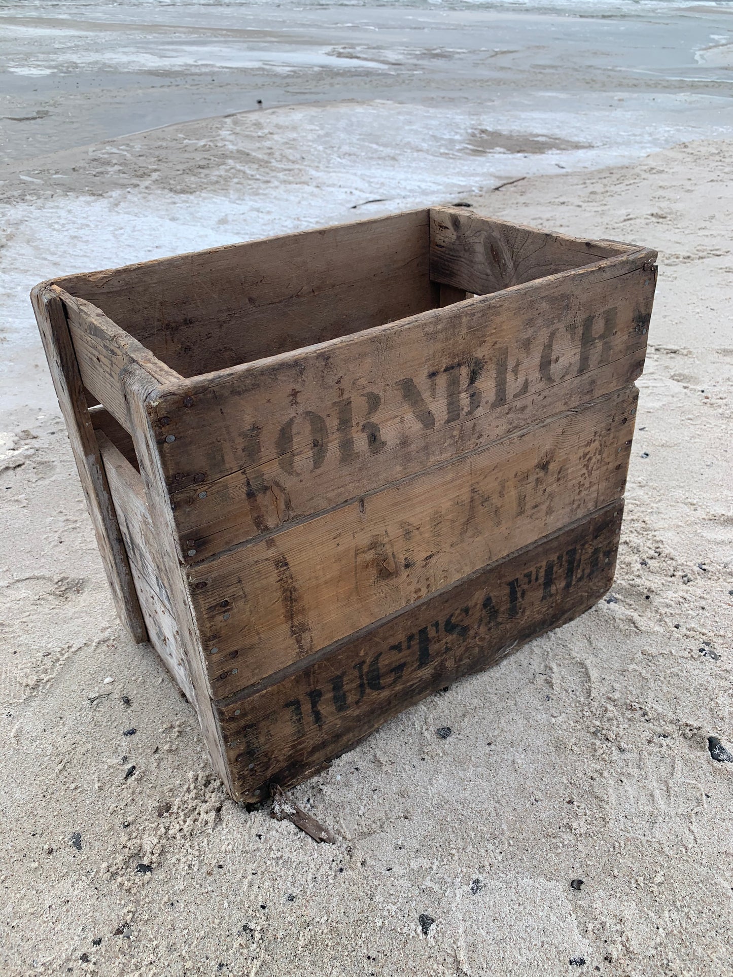 Sehr alte Holzkiste mit schönem Text