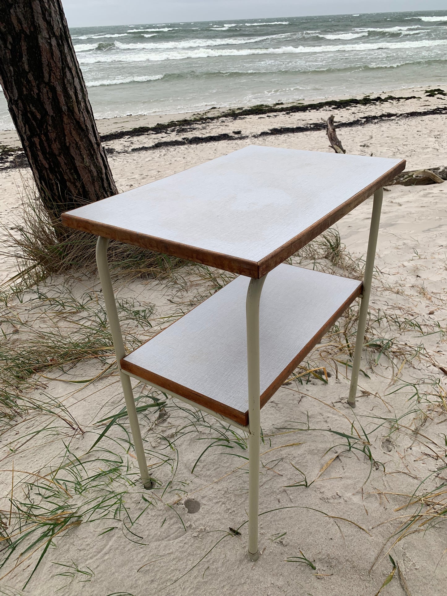 Tisch mit Regal
