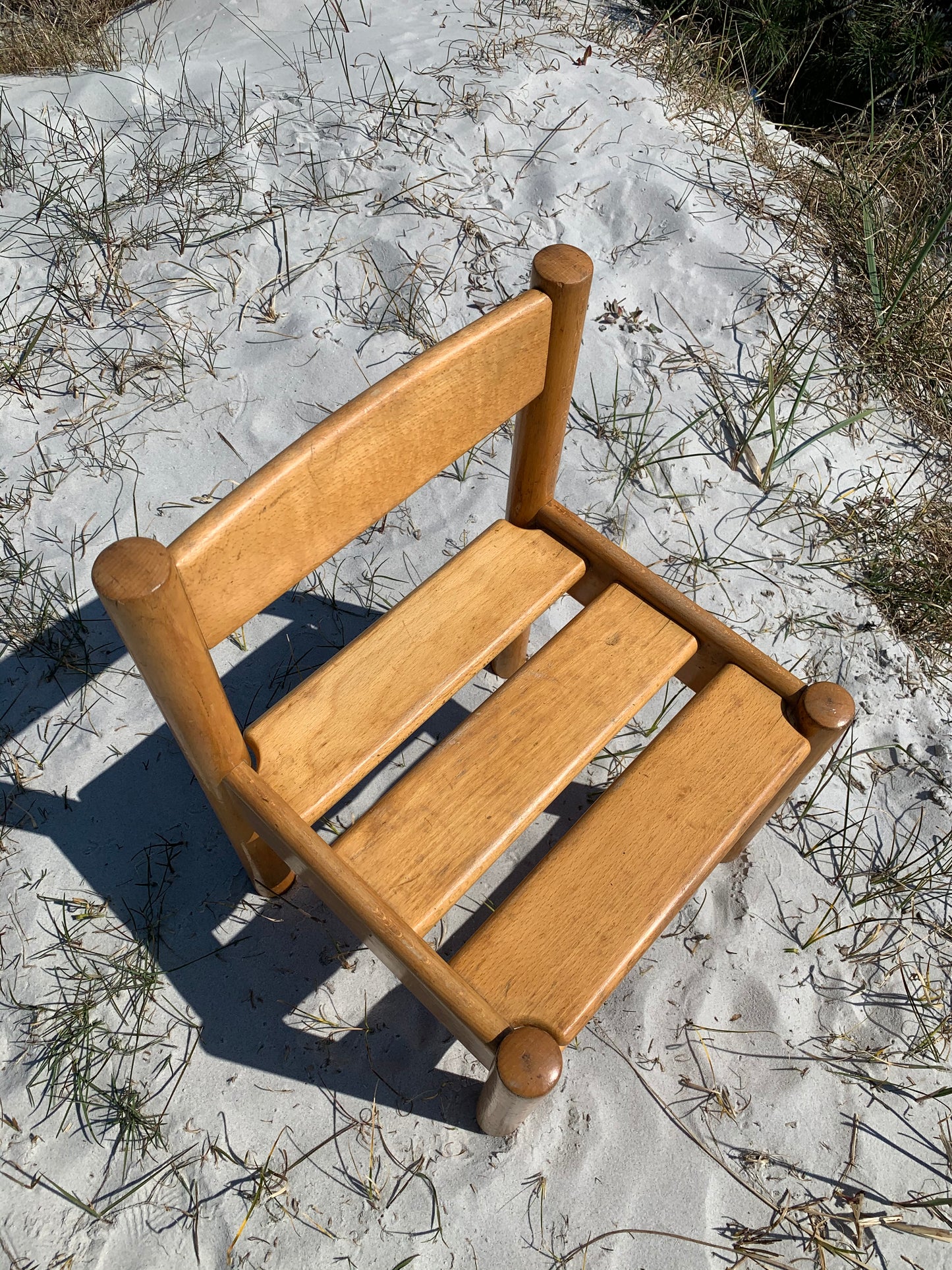 Robuster Kinderstuhl aus lackiertem Holz