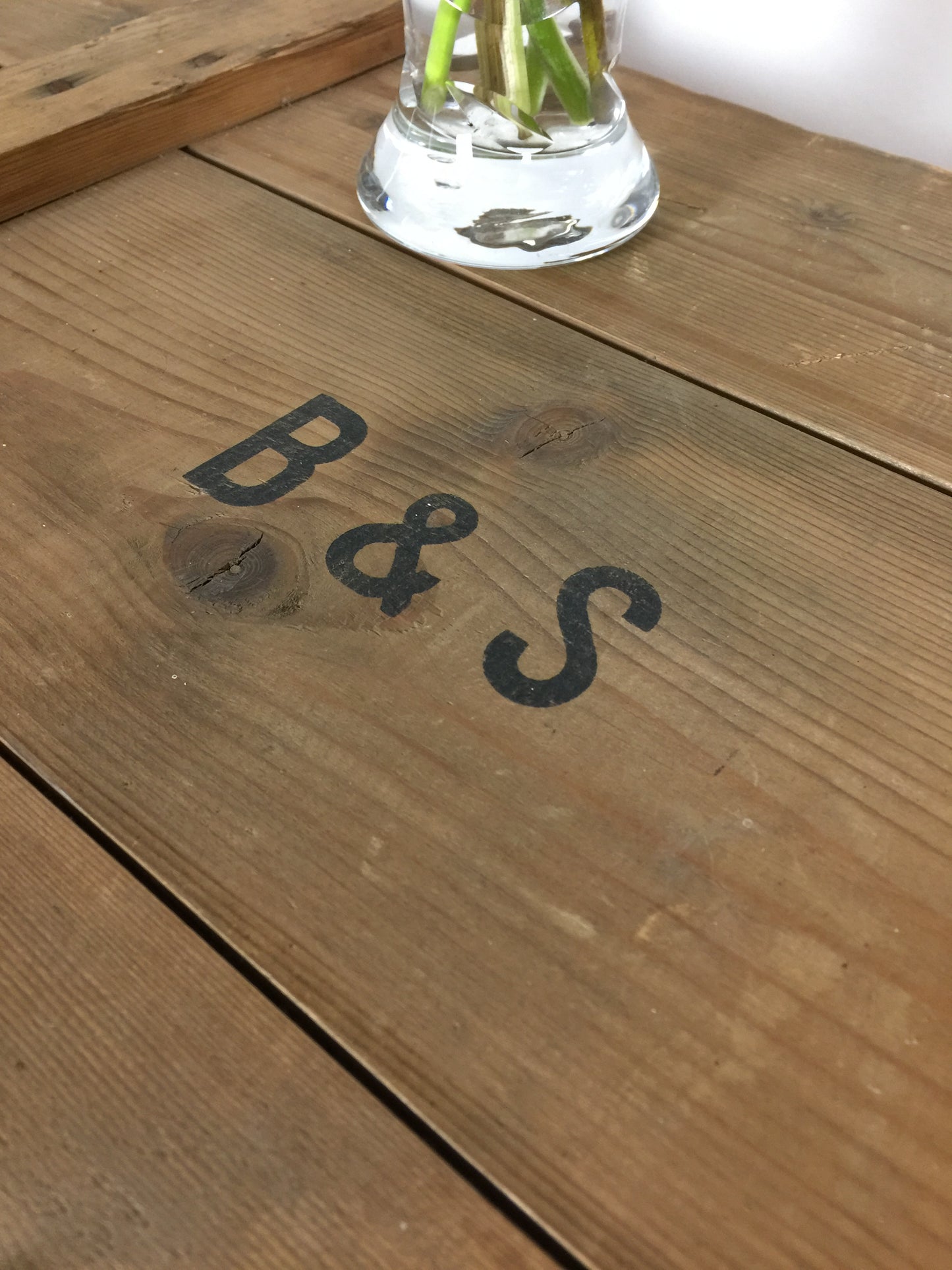 Große schöne Holzkiste mit Deckel