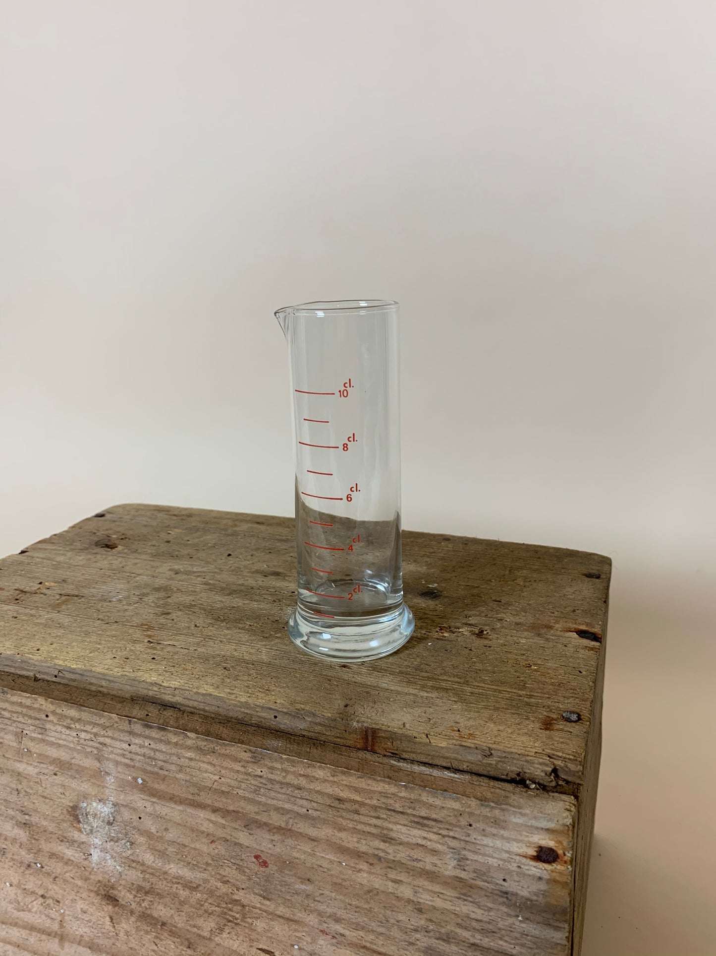 Laborglas mit roter Schrift
