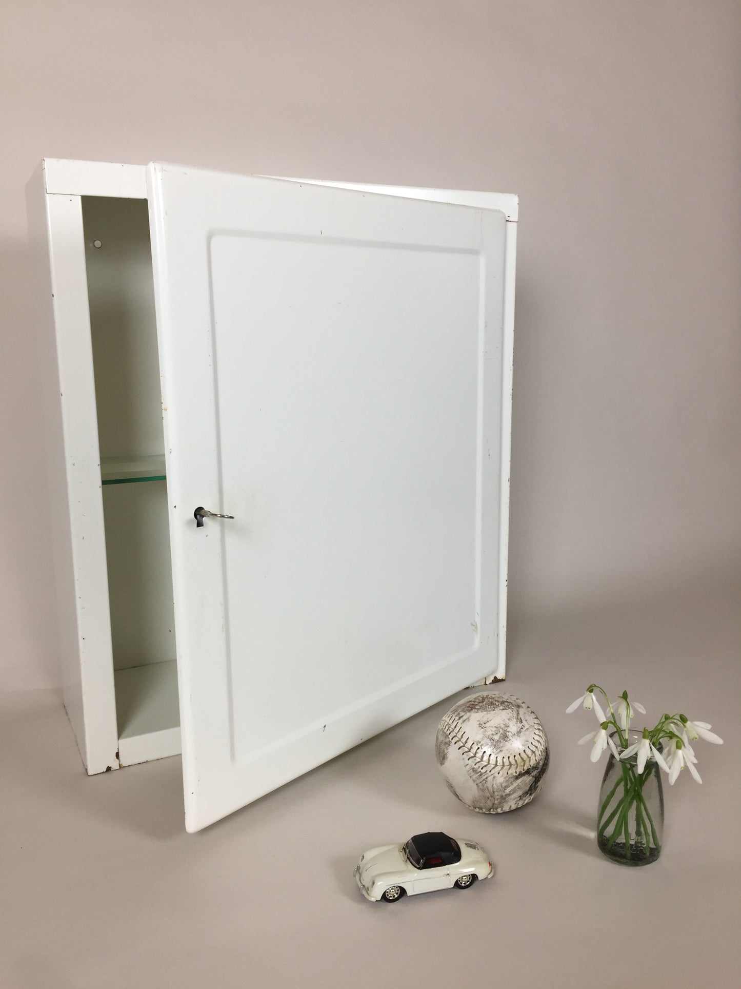 Schöner Medizinschrank aus Metall mit Glasregal