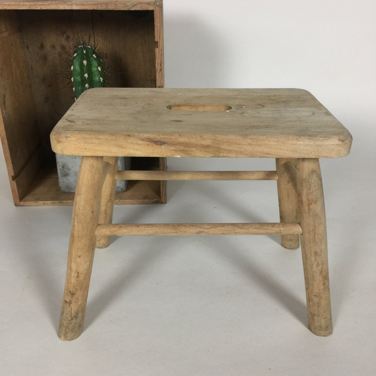 Schöner und sehr nützlicher Hocker aus Holz