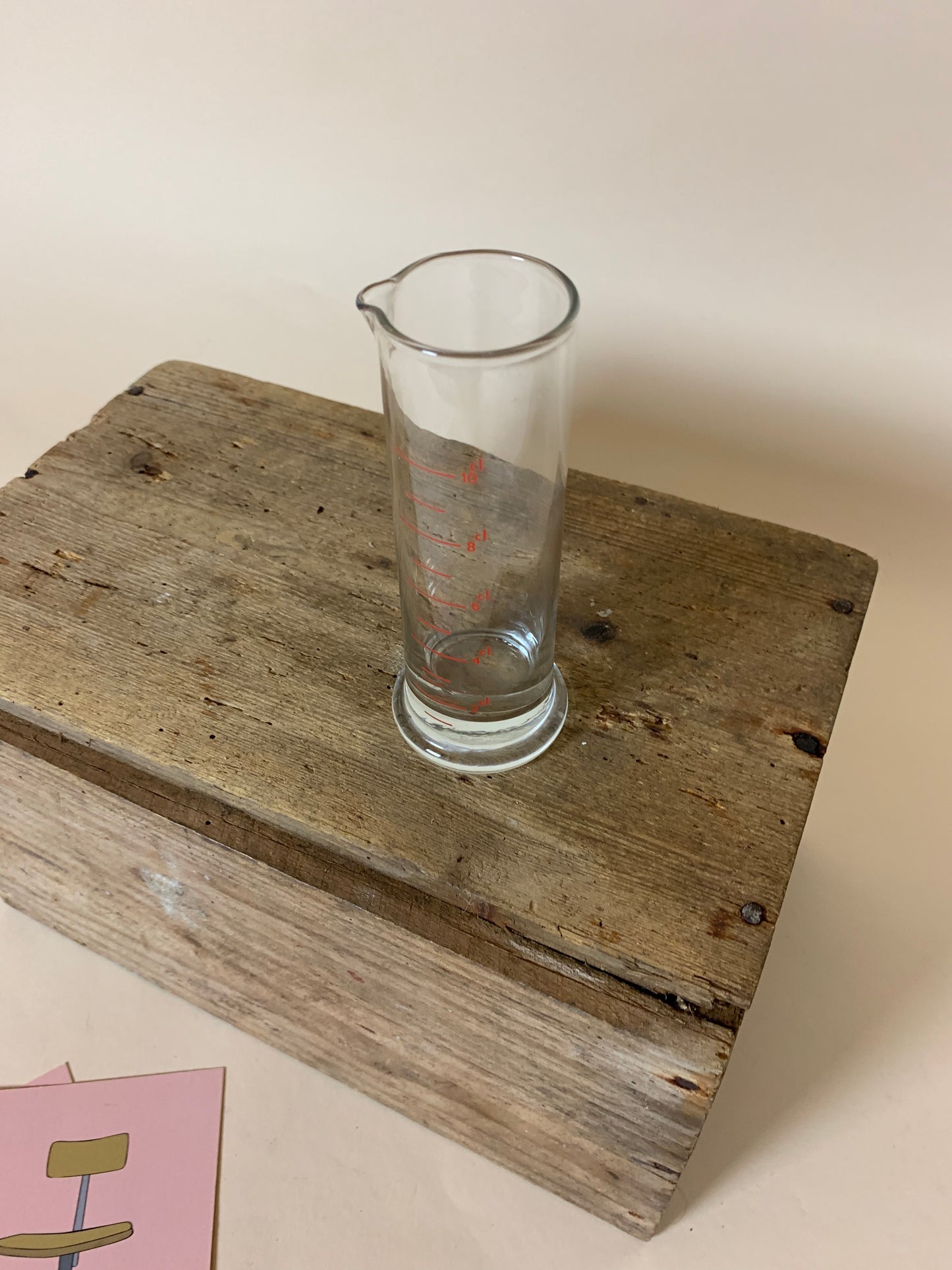 Laborglas mit roter Schrift