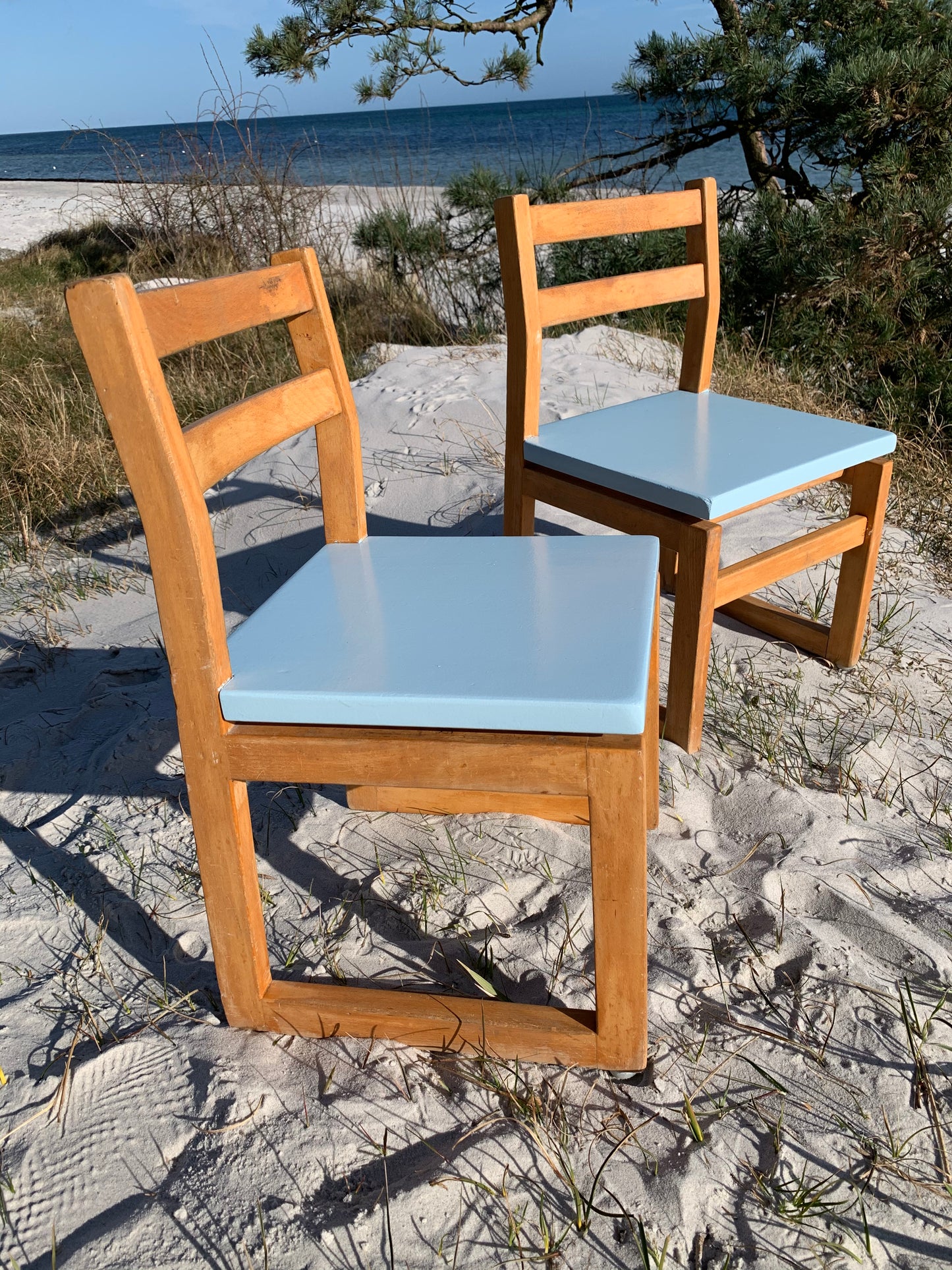 Kinderstuhl aus Holz mit Sitzfläche in hellblau - Der Preis gilt pro STCK.