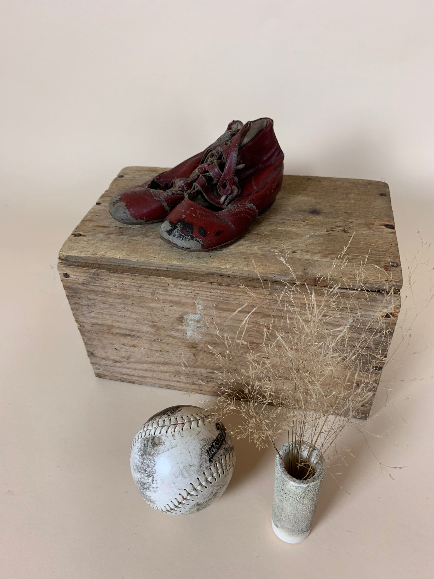 Dekorative alte Kinderschuhe
