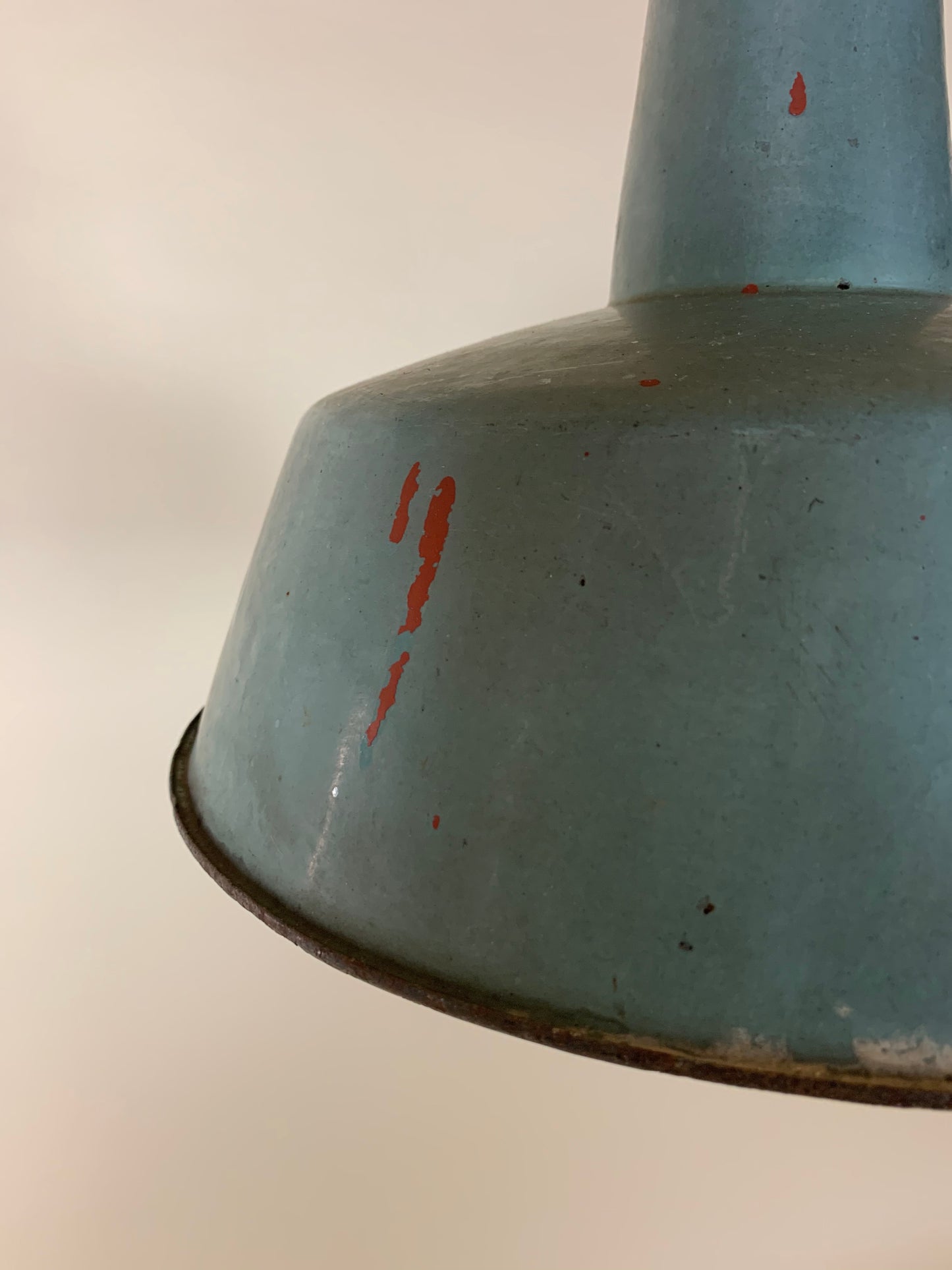 Lampe in staubigem Blau mit viel Patina