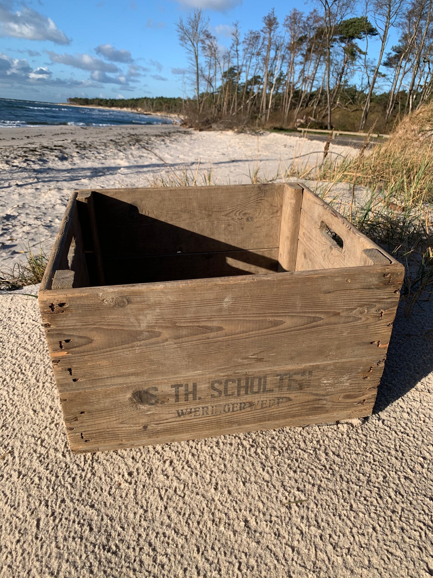 Schöne Holzkiste mit Text und Netz am Boden
