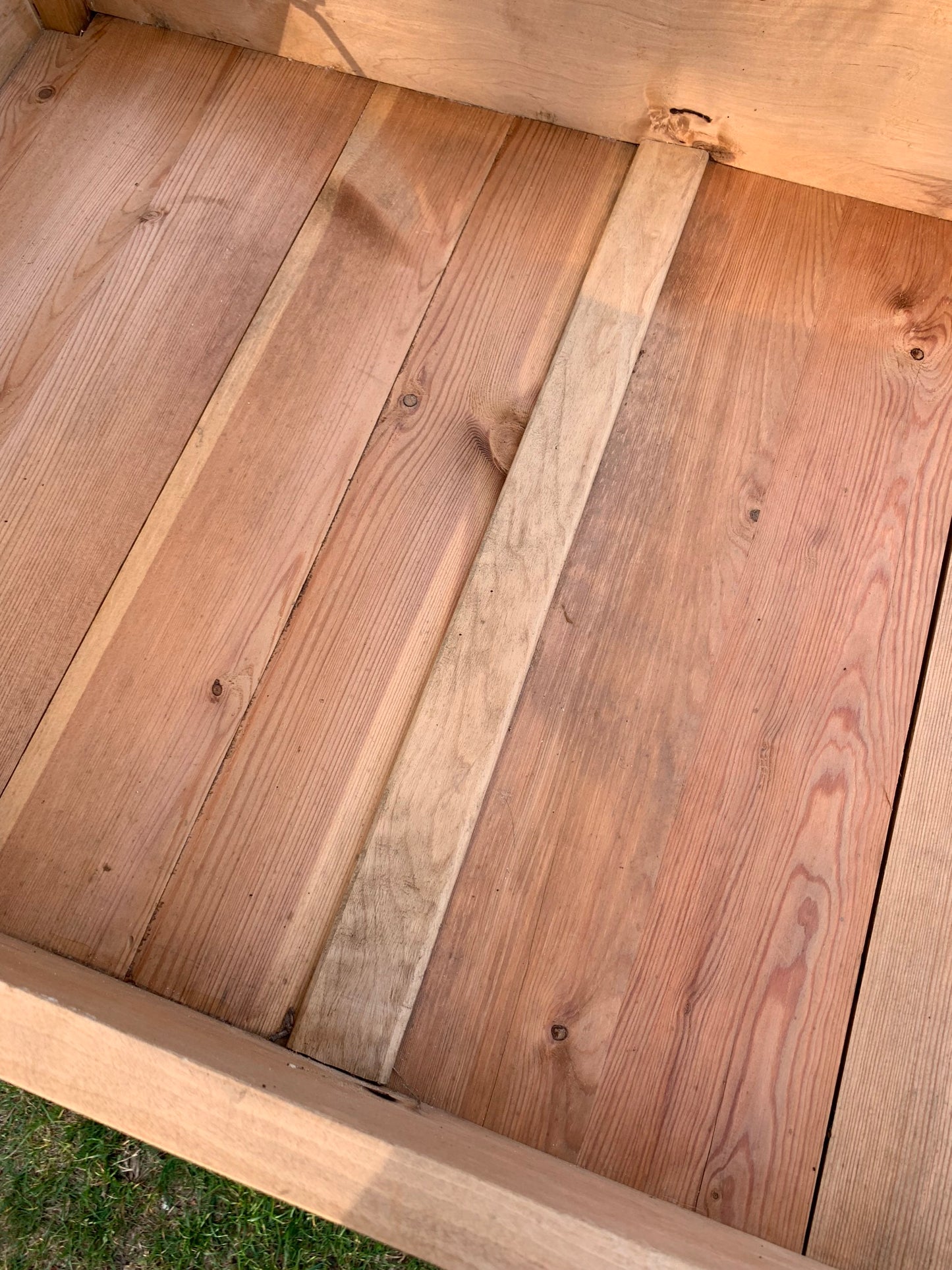 Schöner Holztisch aus Schweden - mit Stauraum unter der Tischplatte