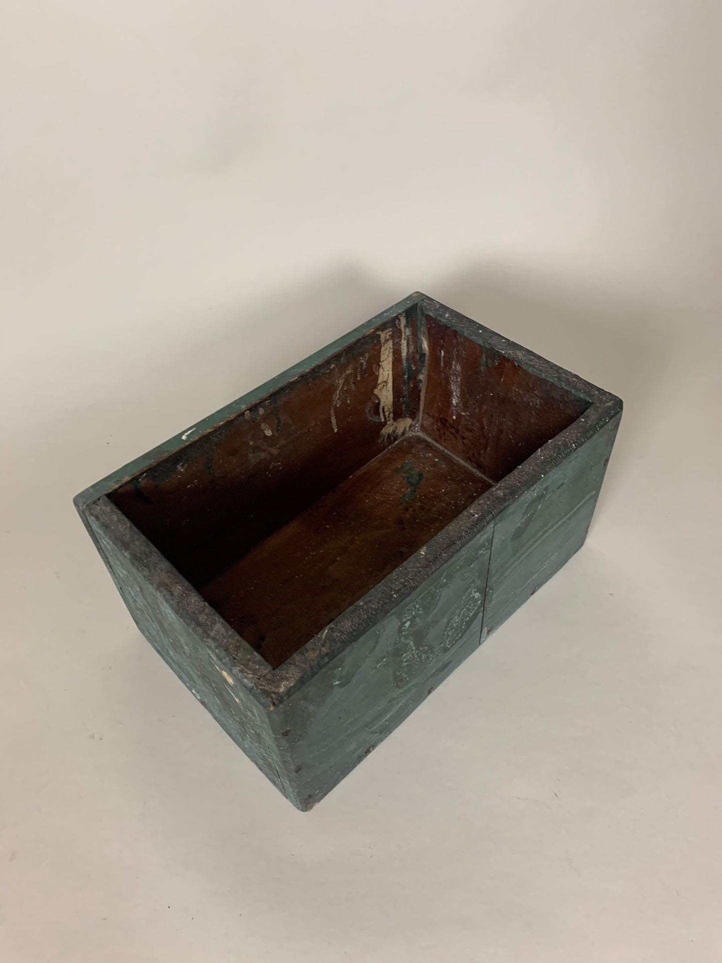 Grüne Holzkiste mit Patina