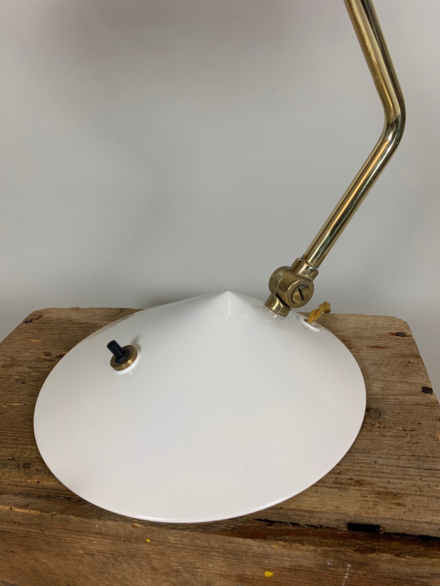 Hala Tischlampe - Weiß und Messing