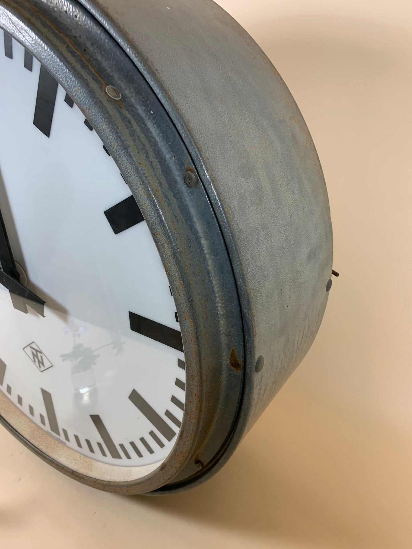 Große doppelseitige rohe und leckere DSB-Bahnhofsuhr