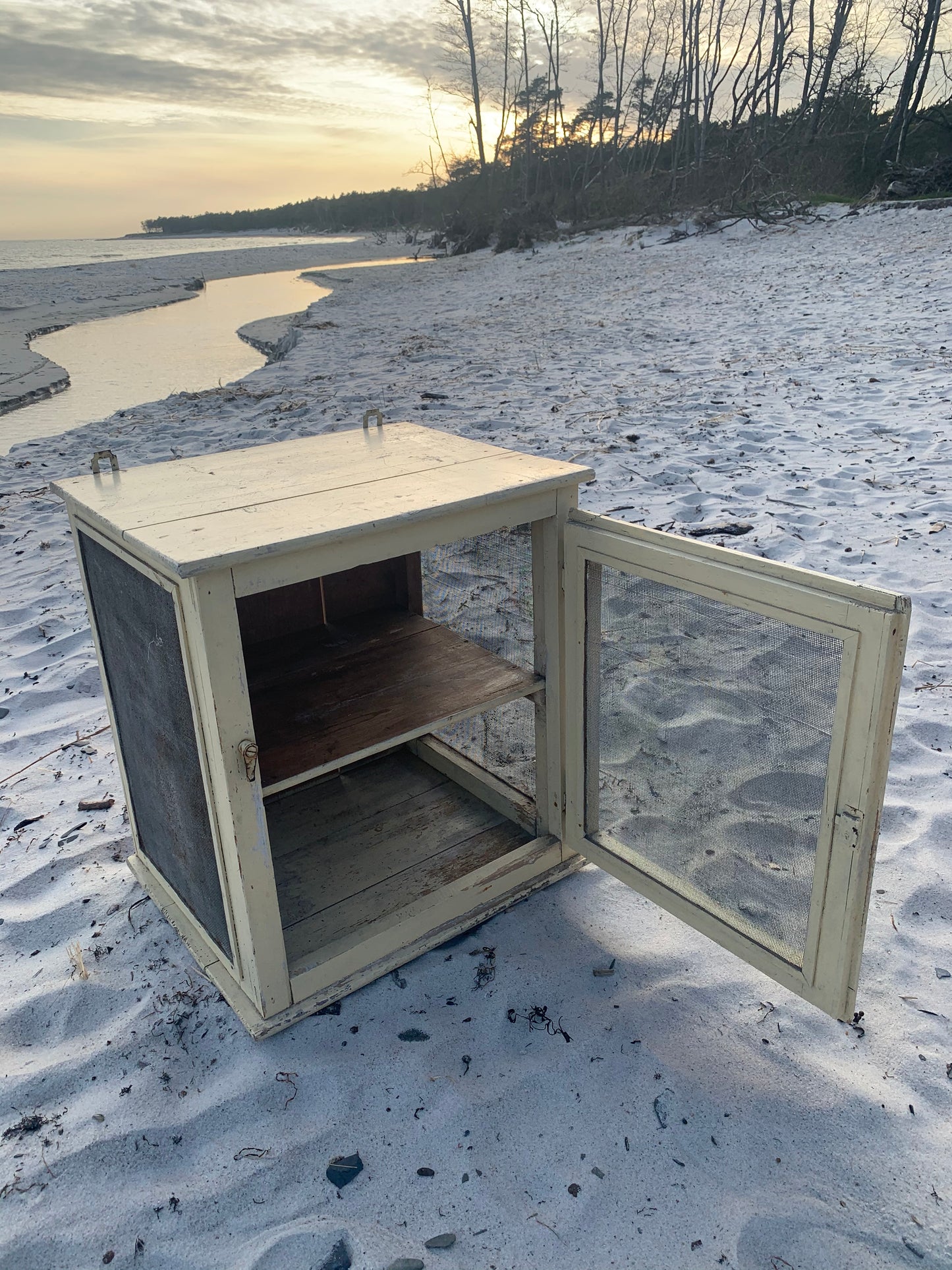 Wunderschöner Fliegenschrank mit Patina
