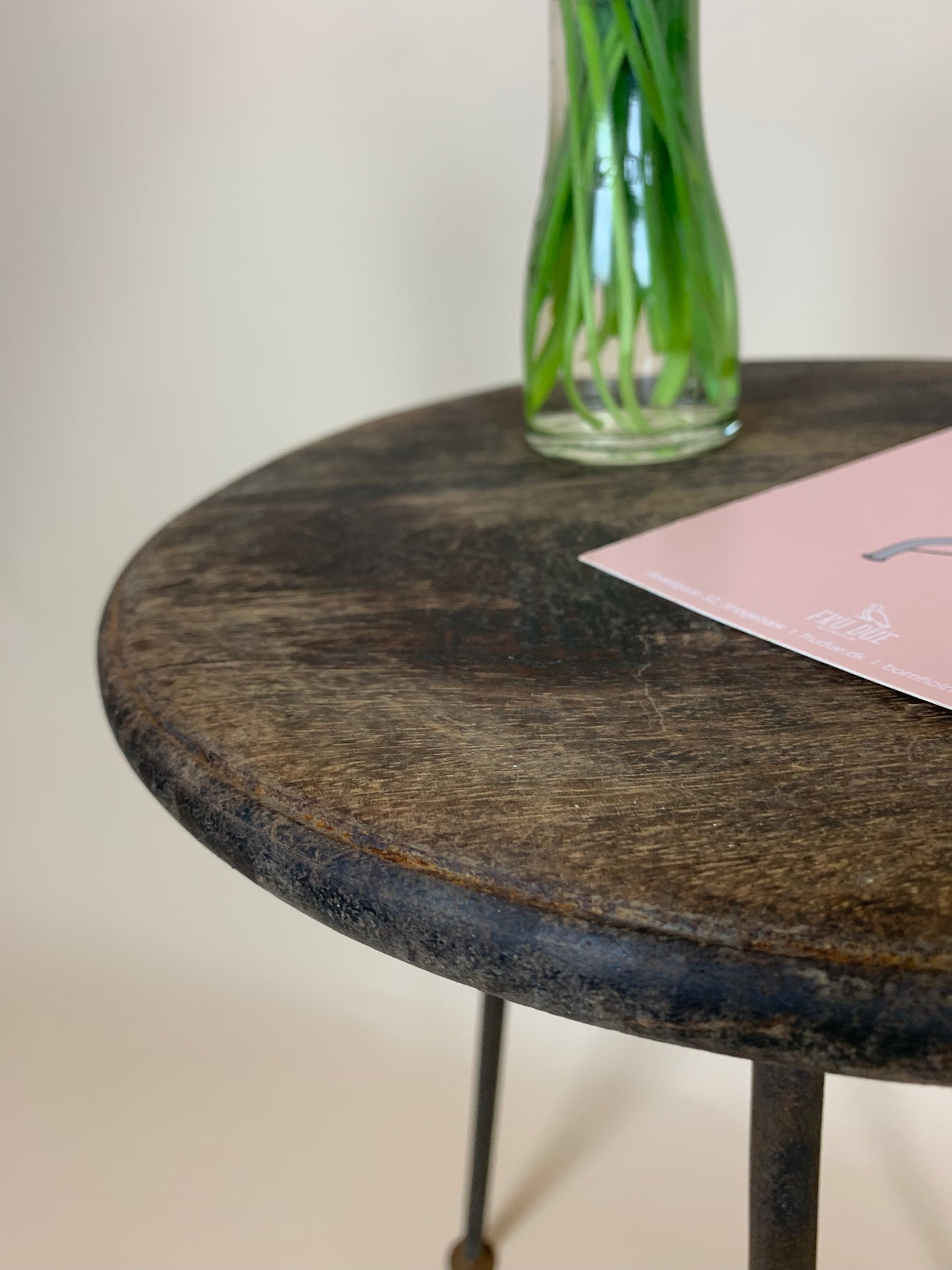 Roher Hocker mit Holzsitz und Stahlbeinen