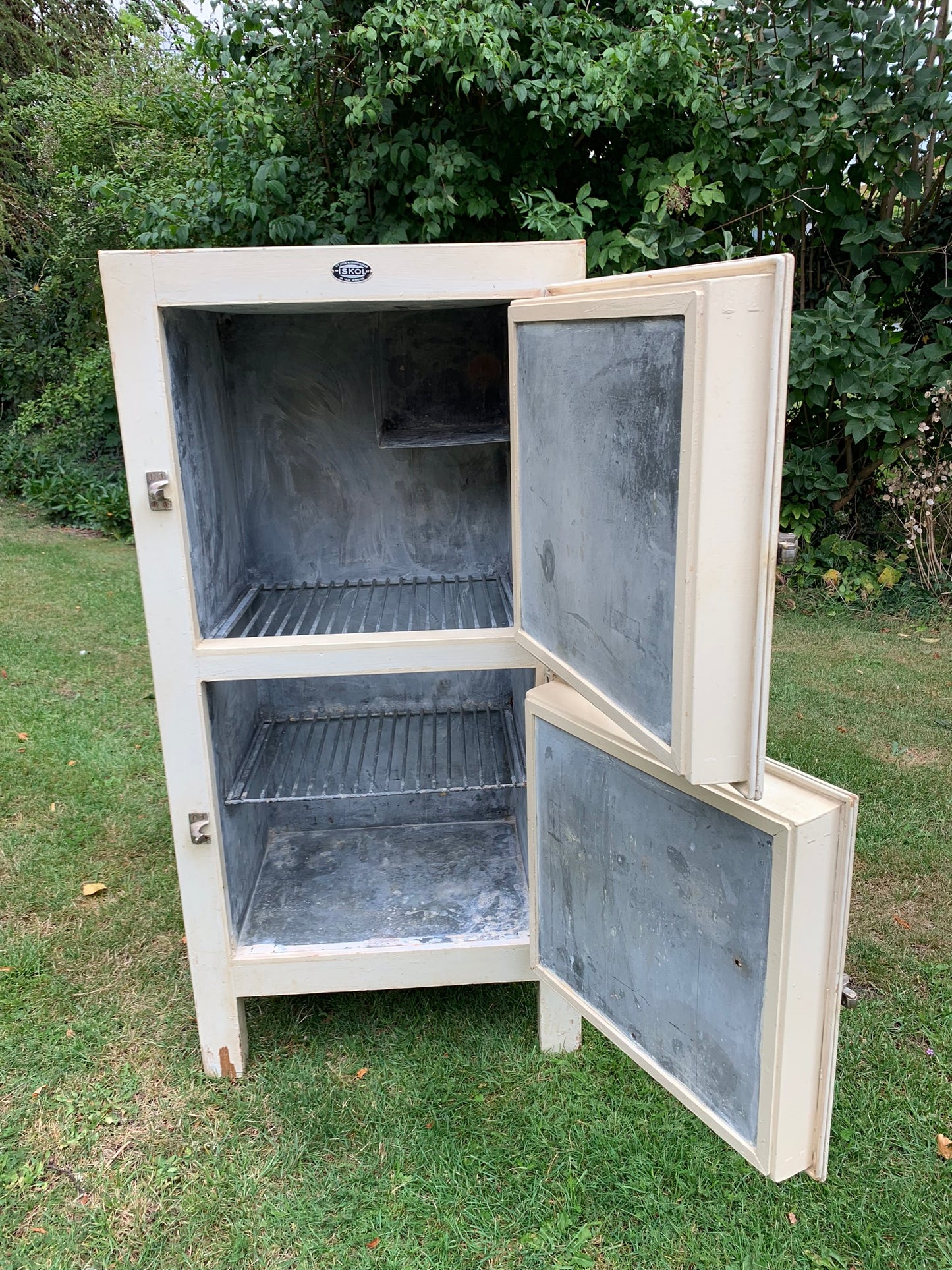 Neue Härte? Charmanter alter Eisschrank