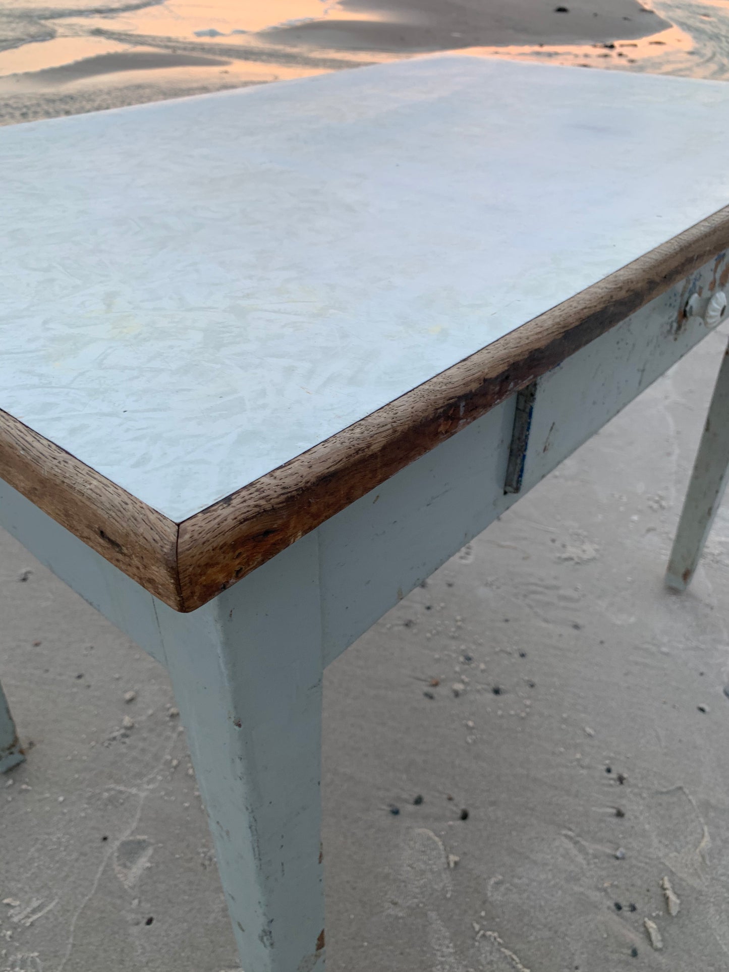 Tisch mit Patina