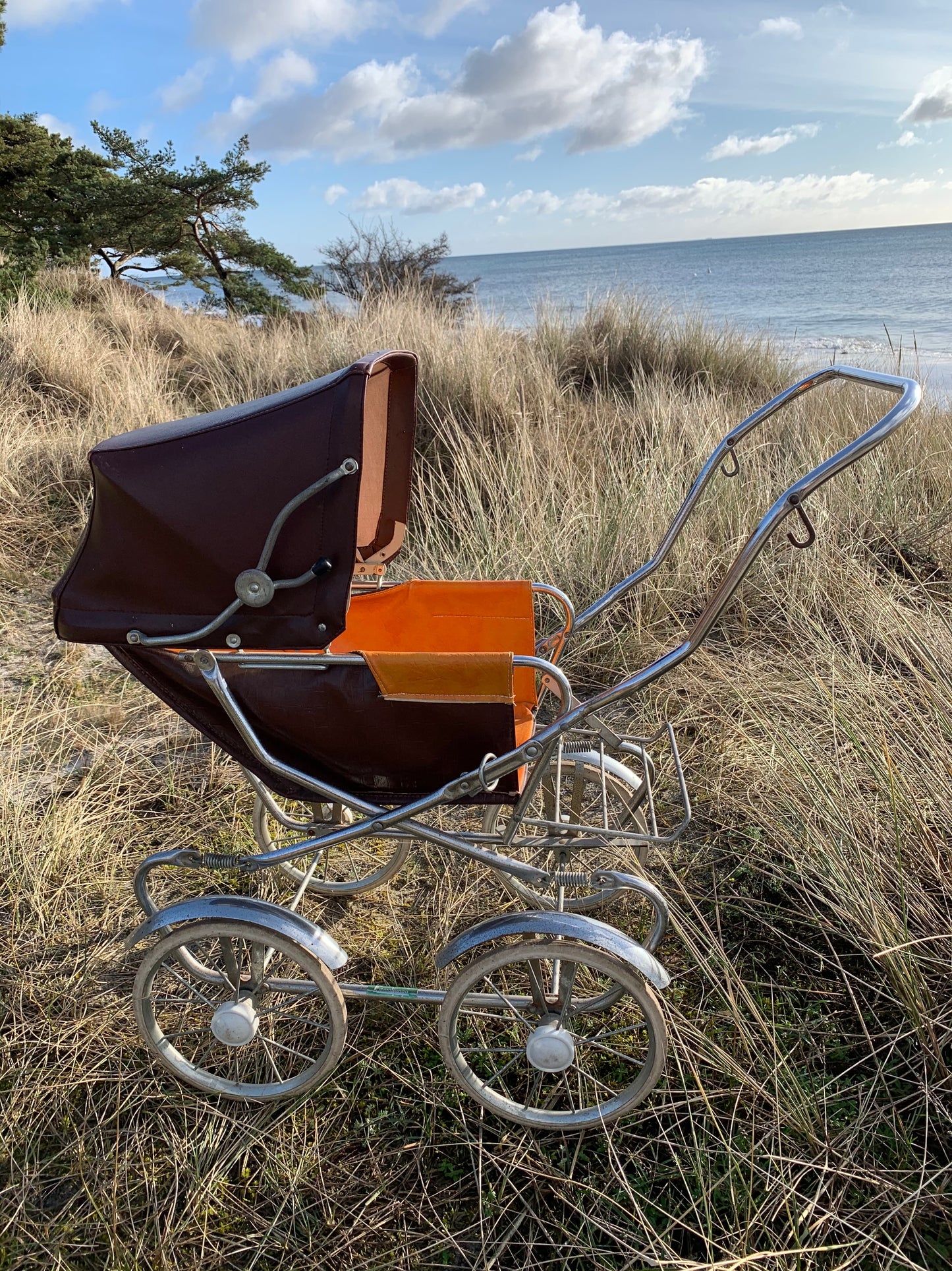 Brauner Kinderwagen für Puppen