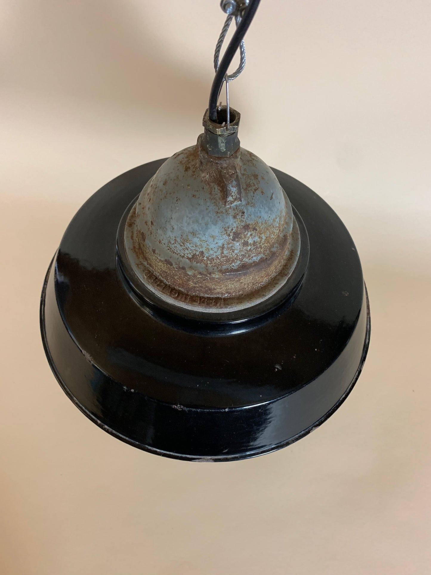 Schwarze industrielle Pendelleuchte