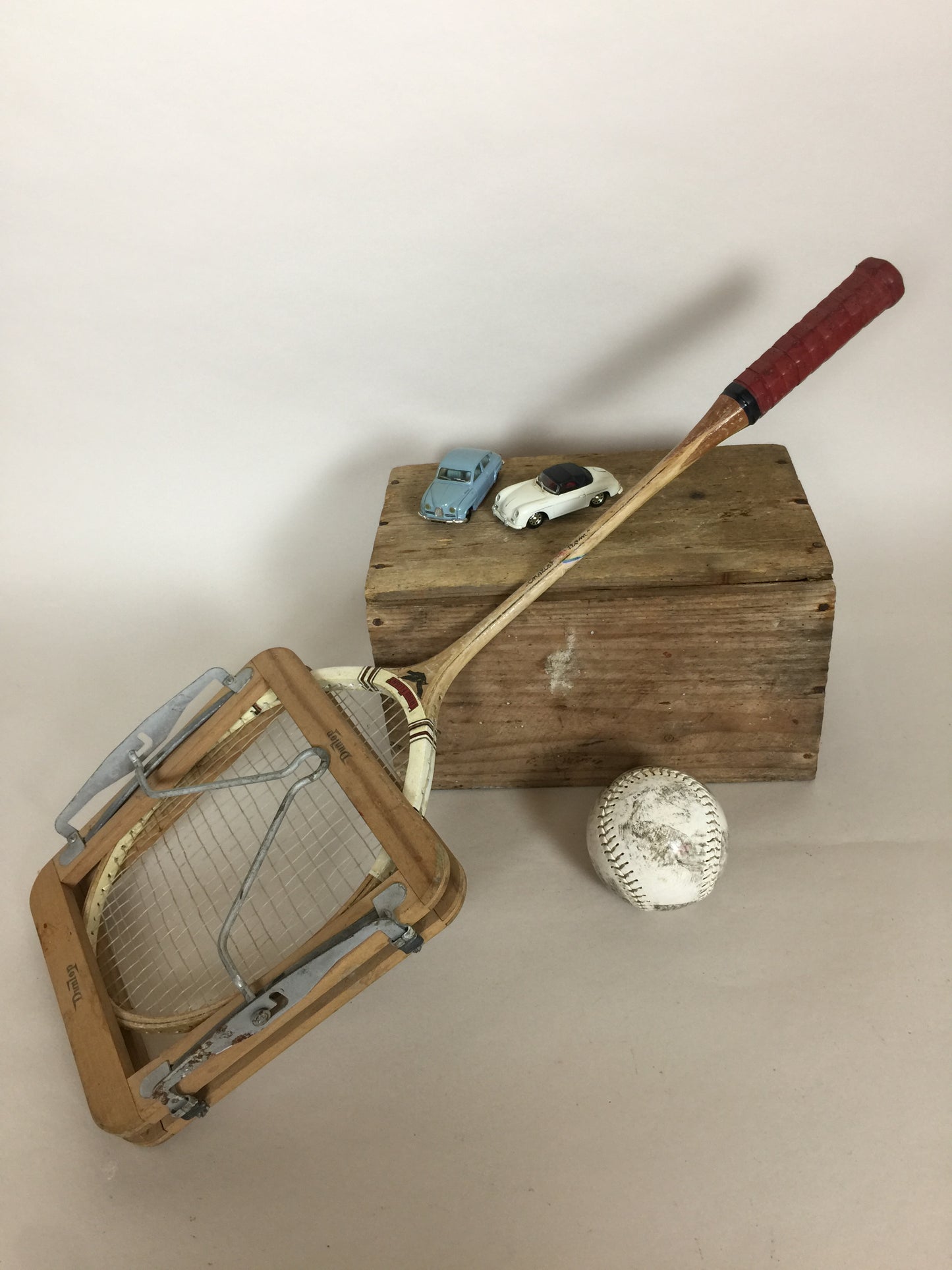Alter und dekorativer Badmintonschläger mit Rahmen