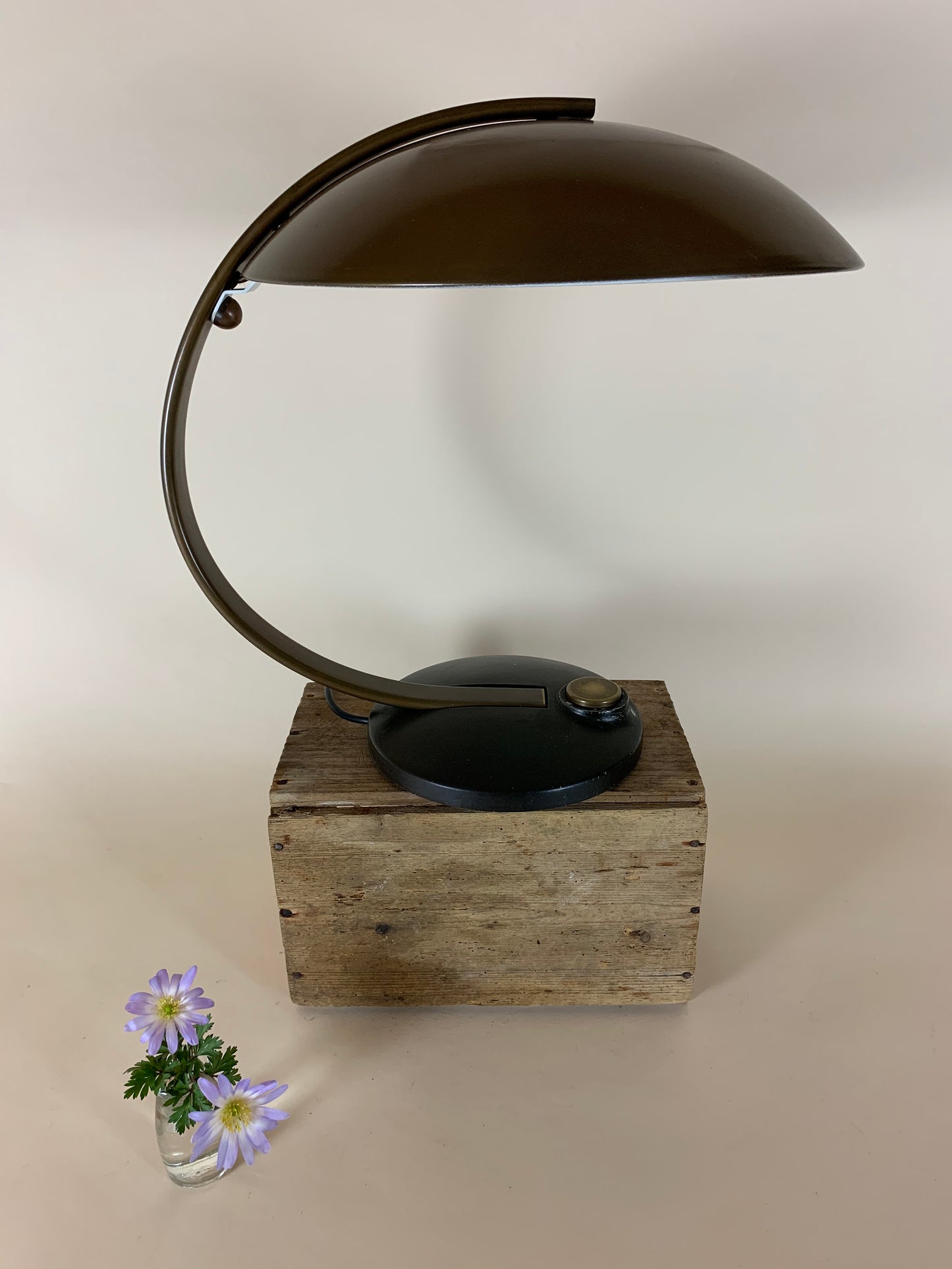 Egon Hillebrand Messinglampe mit schwarzem Fuß