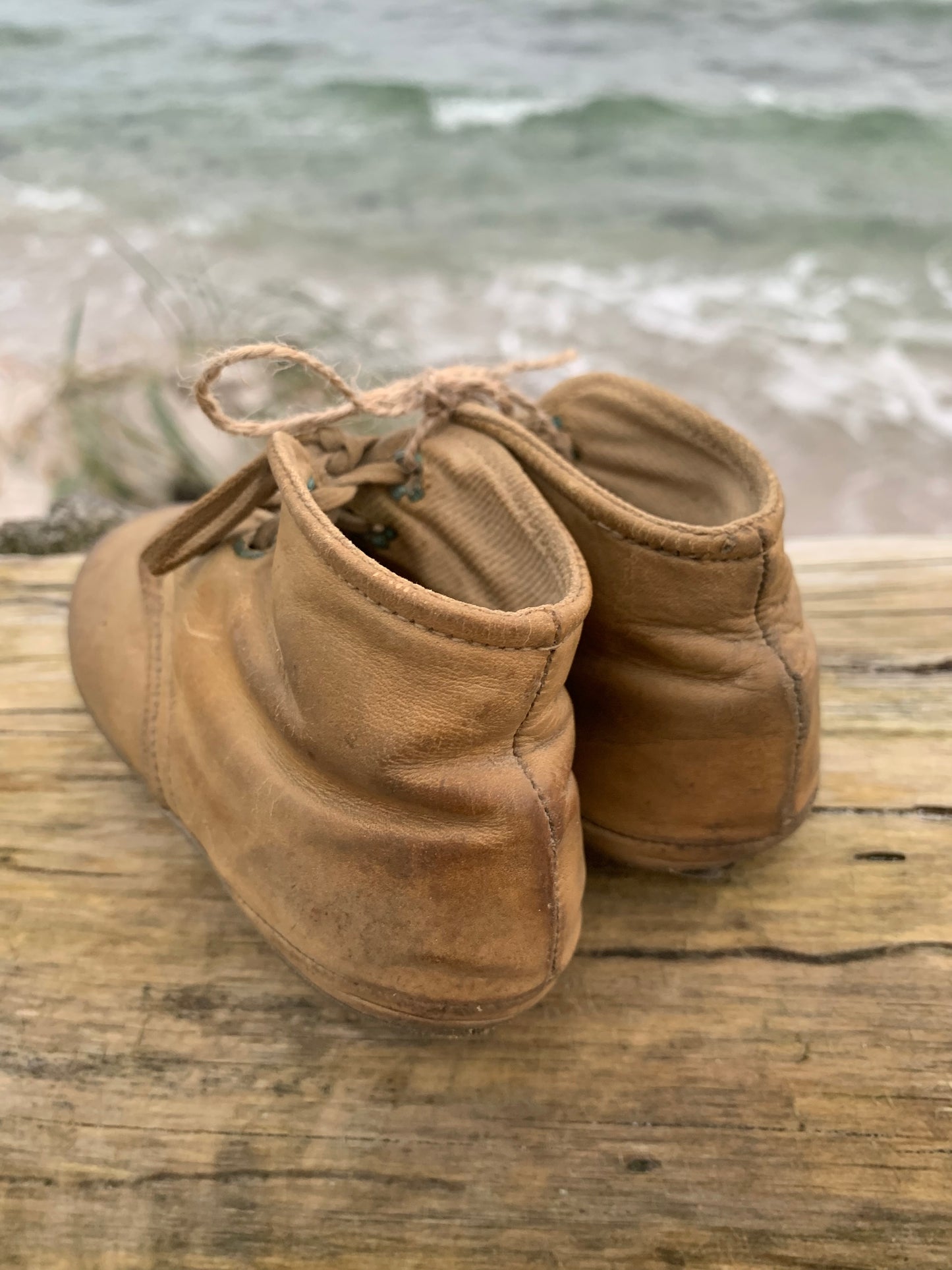 Dekorative alte Kinderschuhe