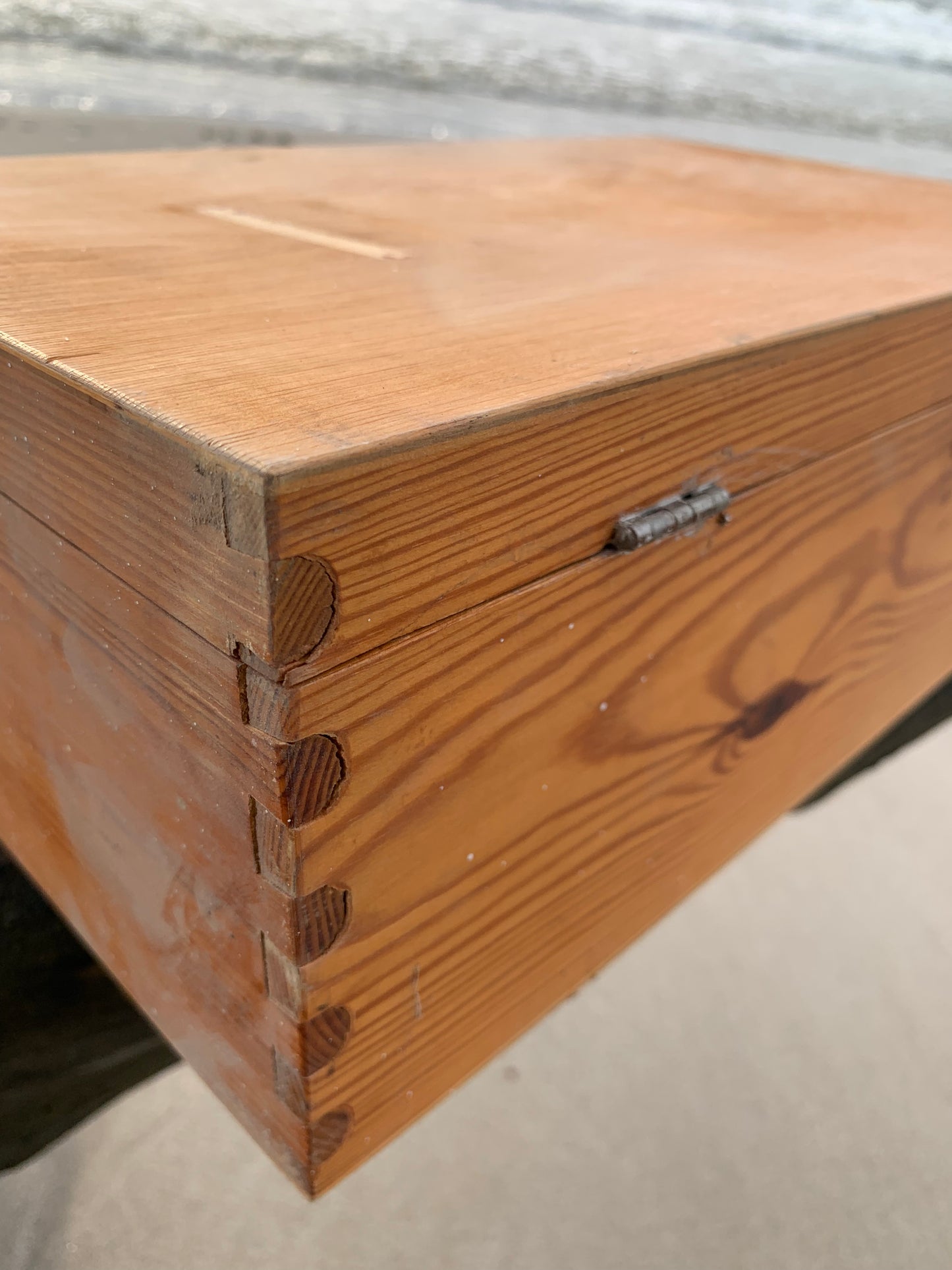 Holzkiste mit Deckel
