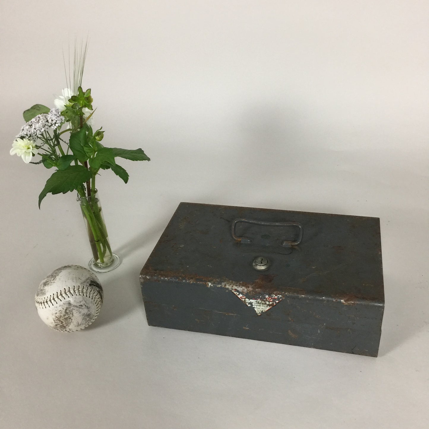 Rohe und schöne alte Schachtel mit vielen Fächern
