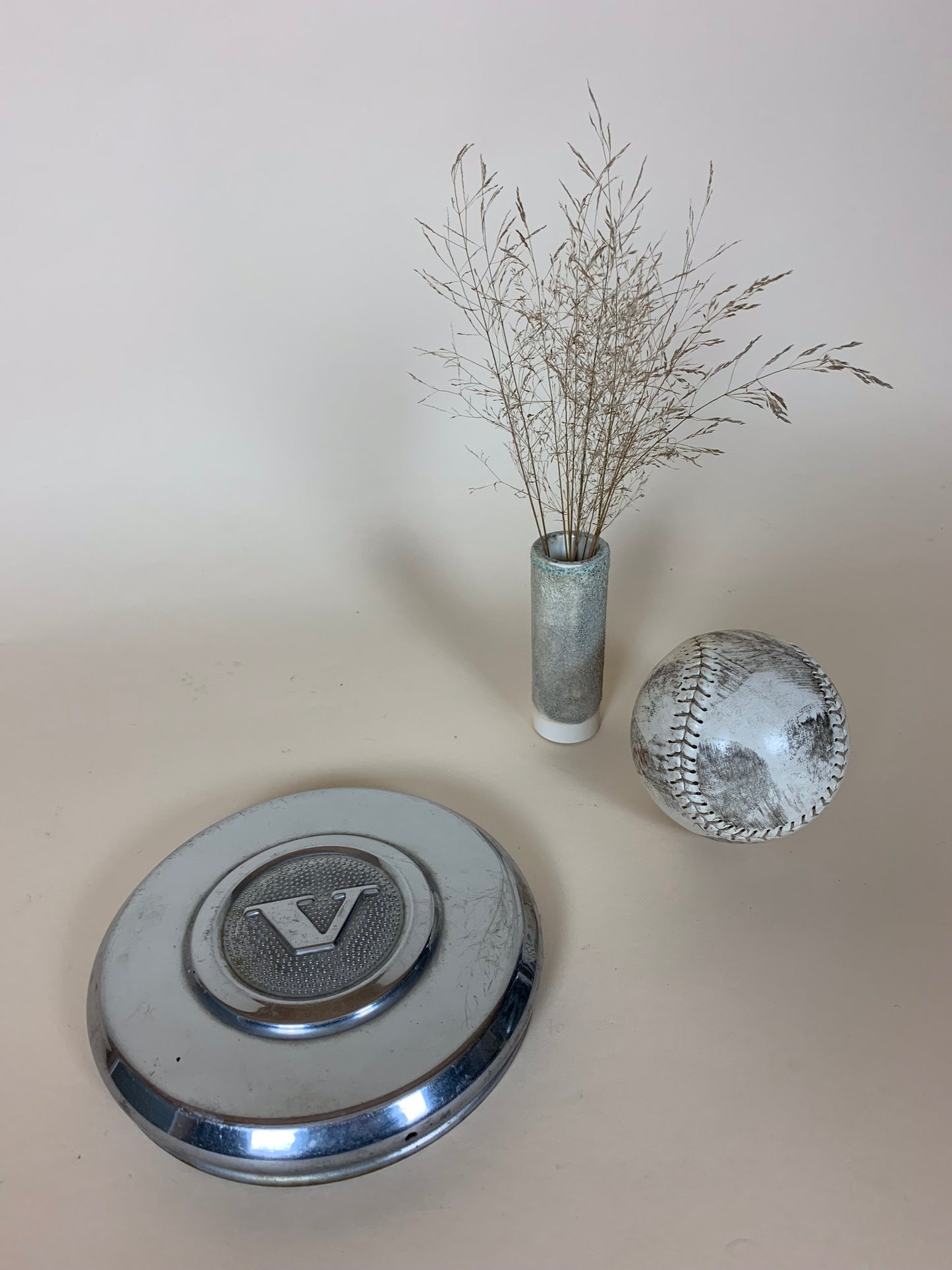 Schöne und dekorative Radabdeckung von einem alten Volvo