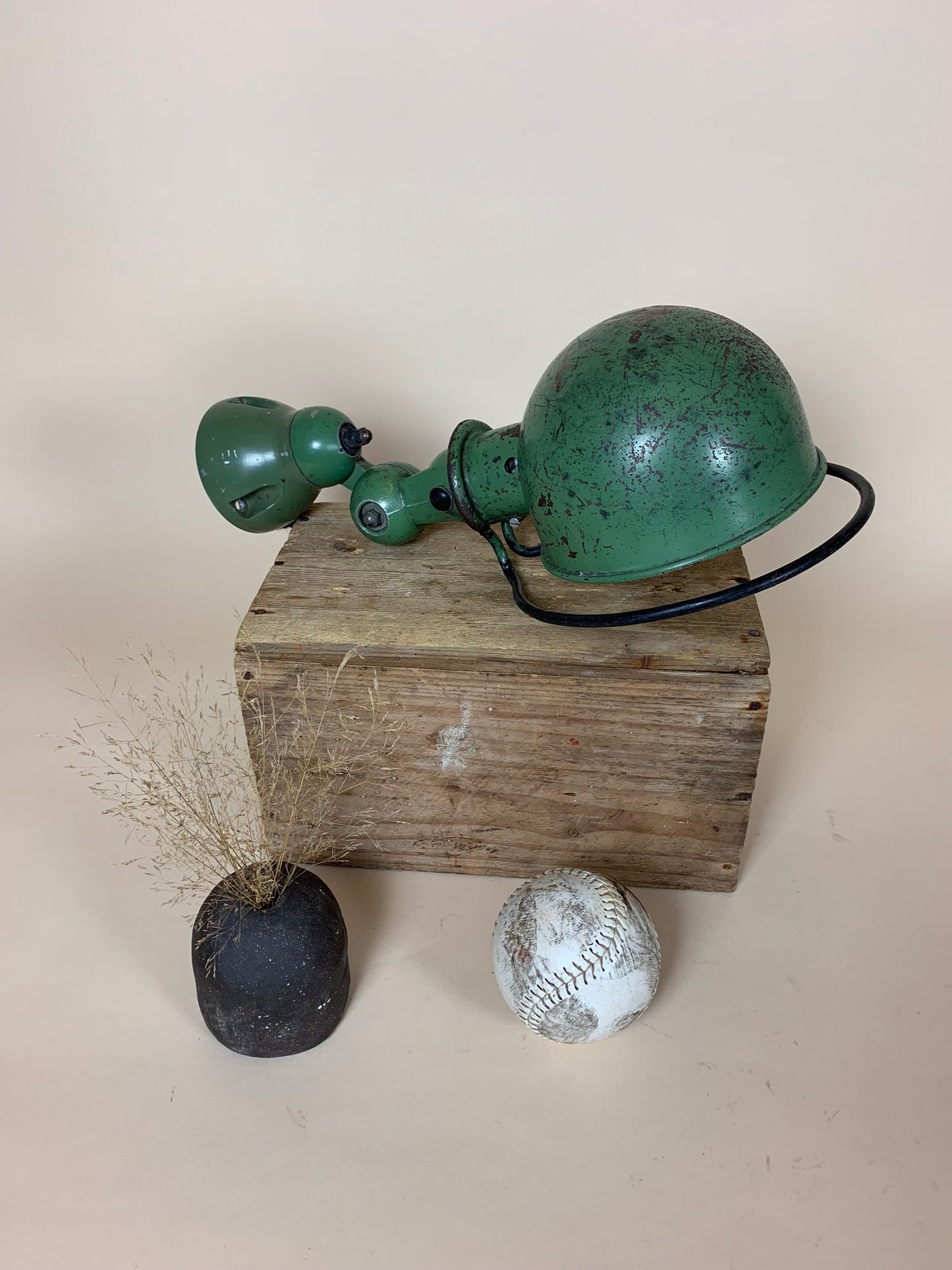 Grüne Jieldé-Lampe mit viel Patina