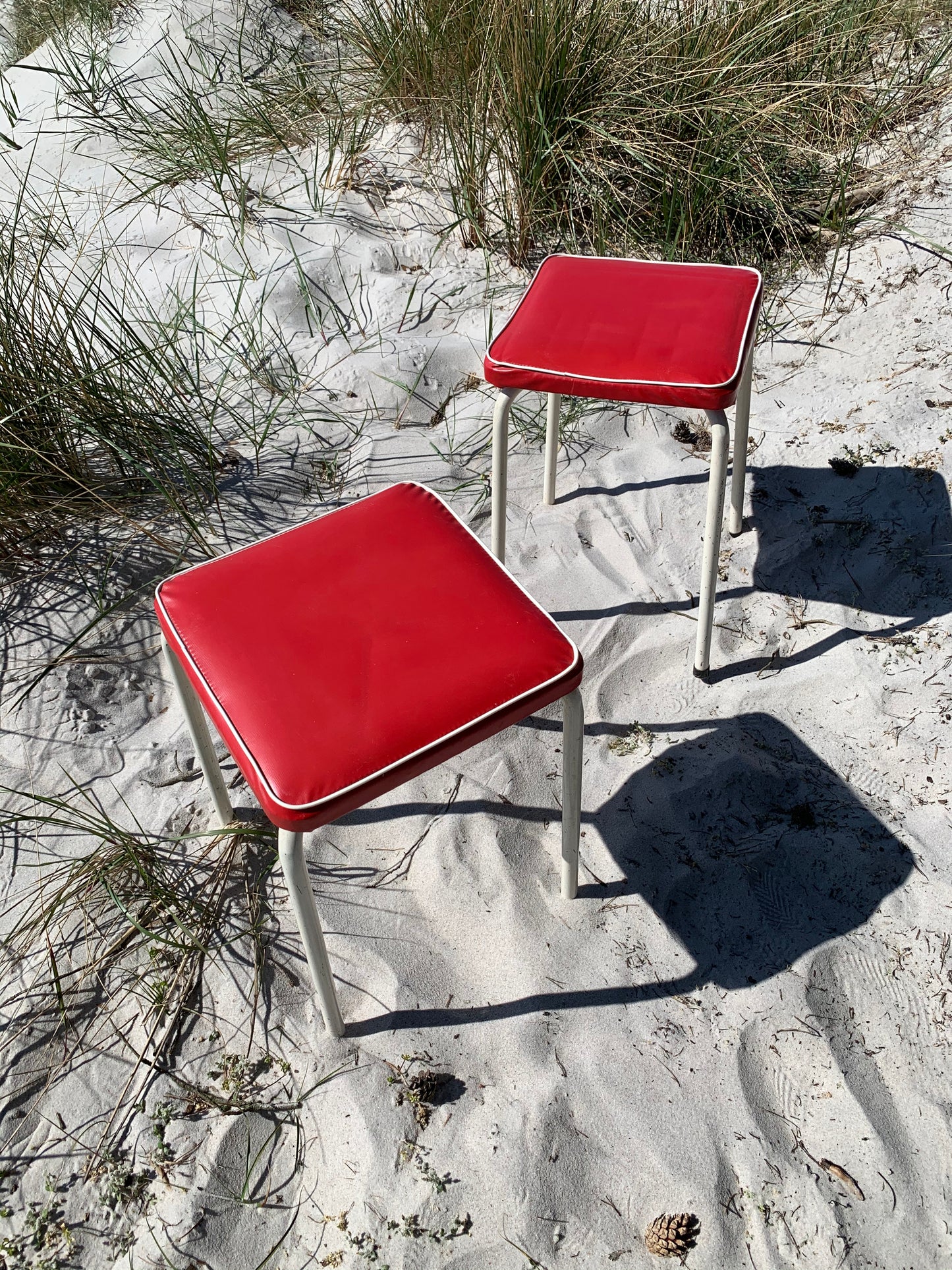 Schöner roter Retro Hocker - Der Preis gilt pro STCK.