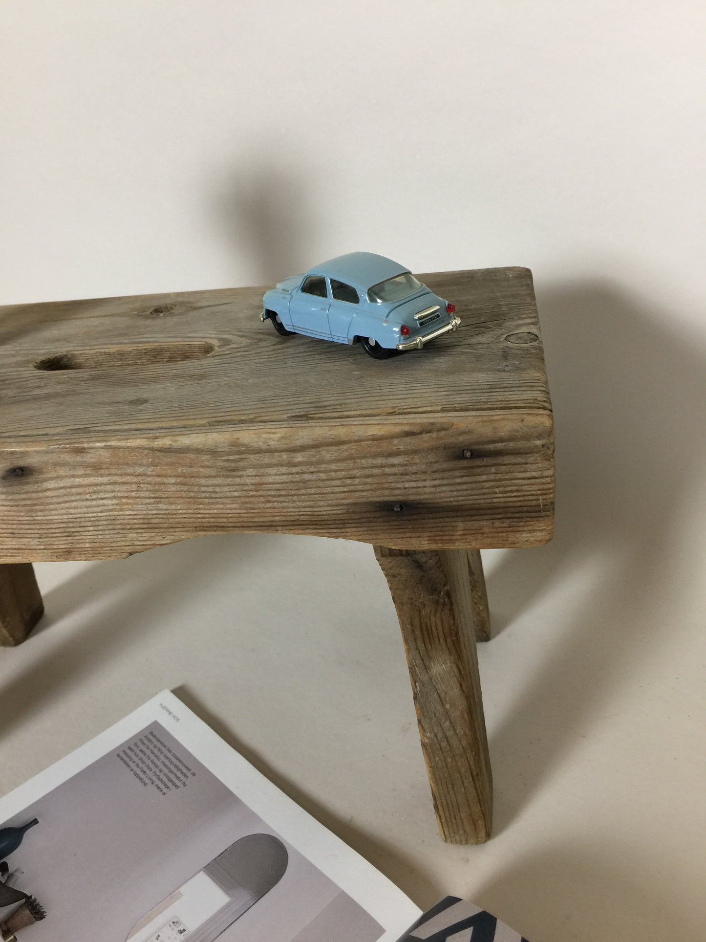 Schöner kleiner Hocker mit schöner Patina