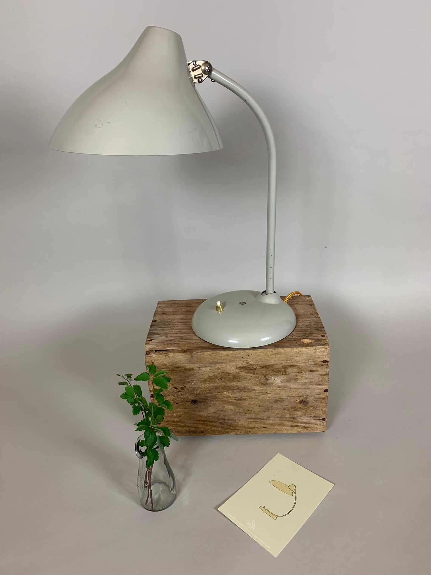 Graue Hala-Tischlampe mit schönen weichen Linien
