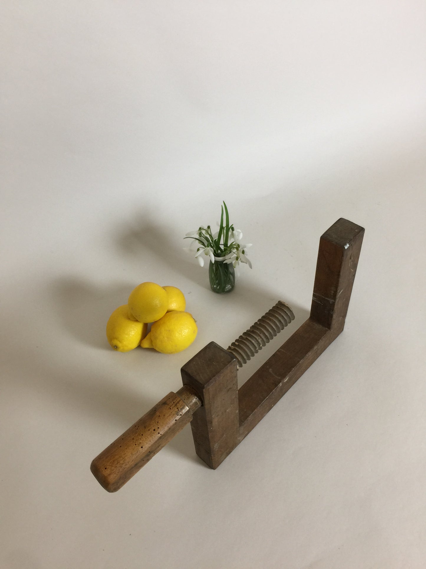 Alte und feine Schraubzwinge mit viel Patina