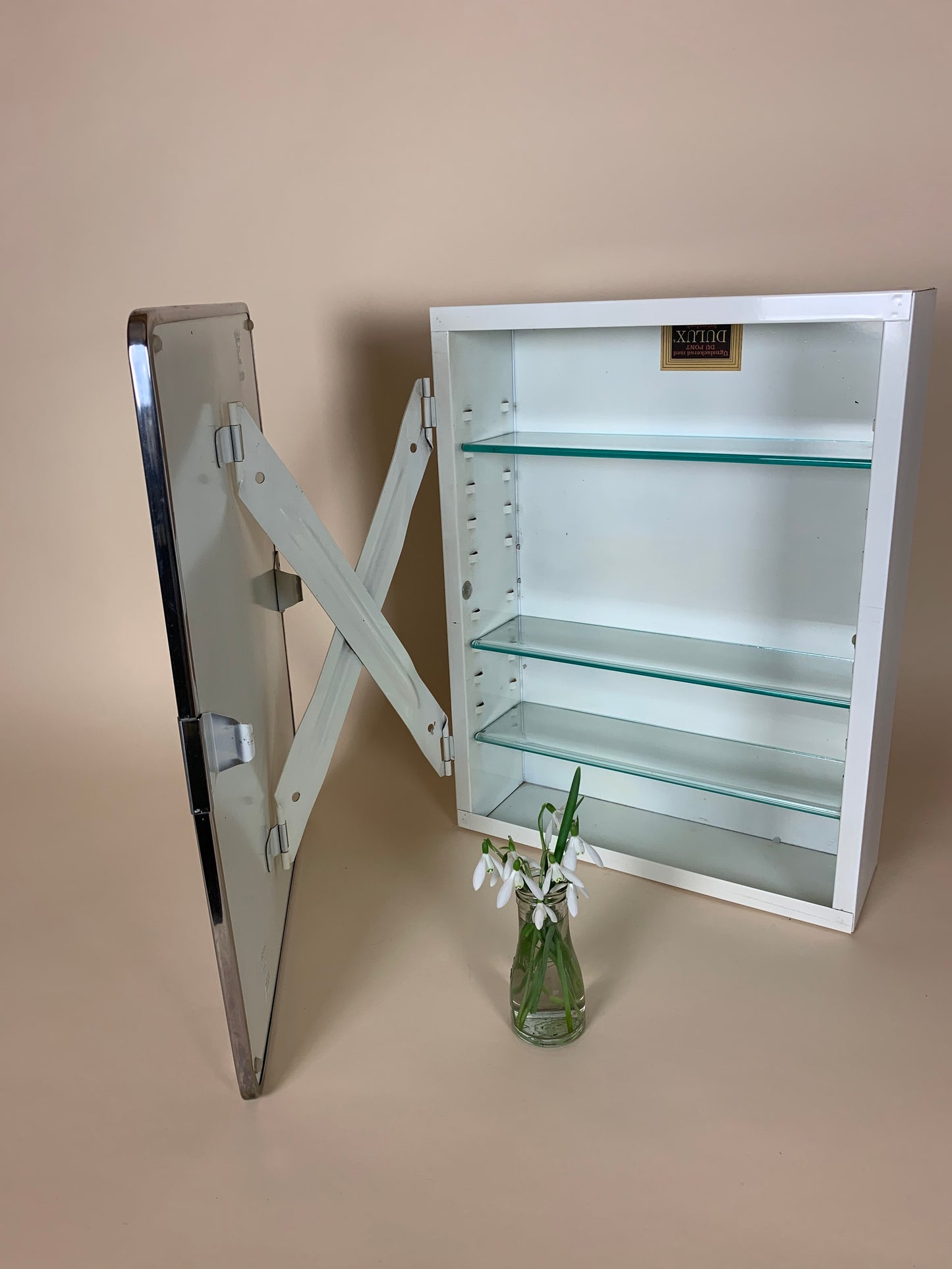 Medizinschrank im Rohstil mit Spiegel