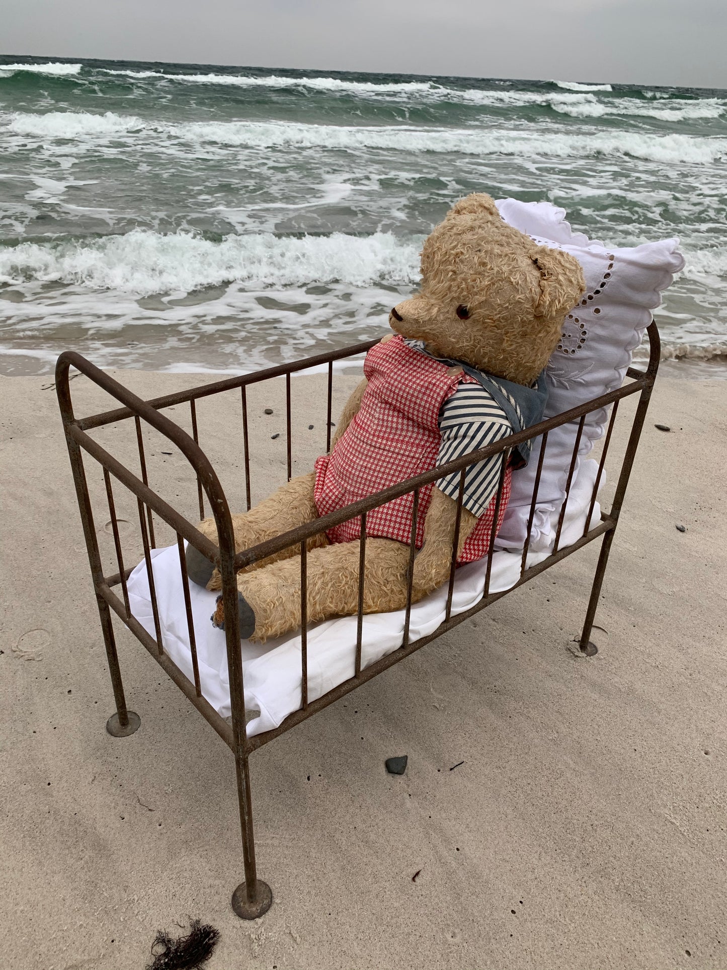 Schöner alter Teddybär mit Bett - aus Frankreich