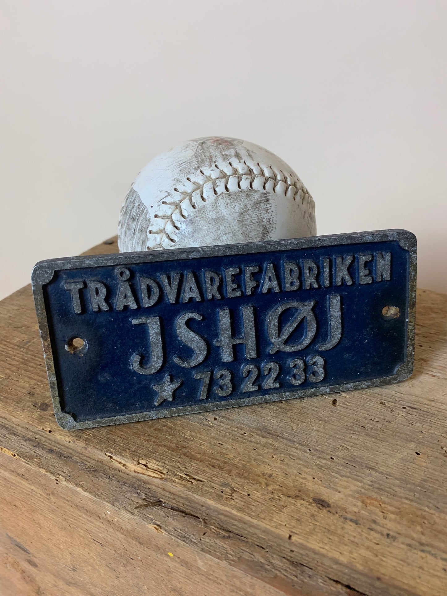 Von der Fadenwarenfabrik Ishøj geschieden