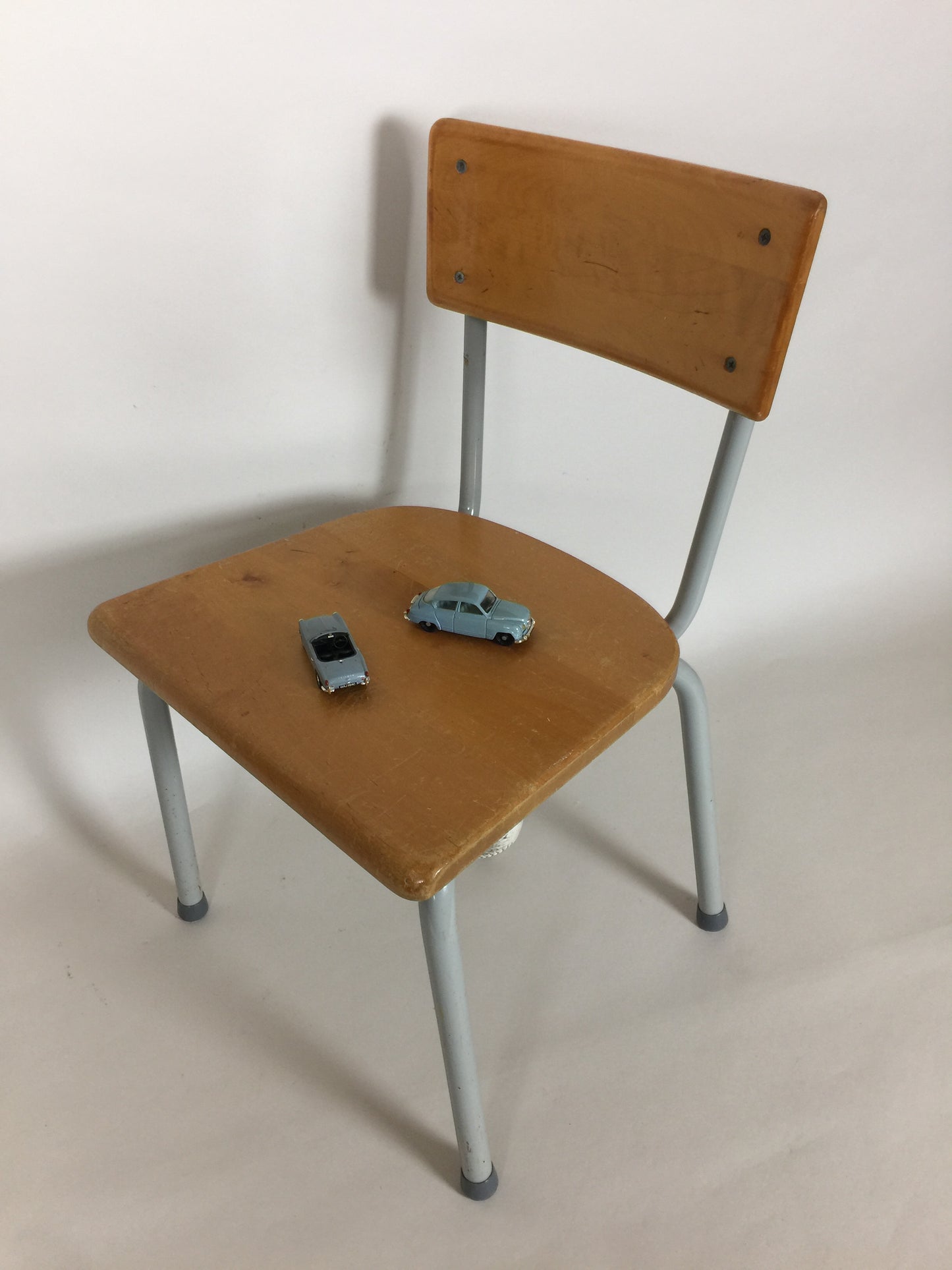 Schöner industrieller Kinderstuhl