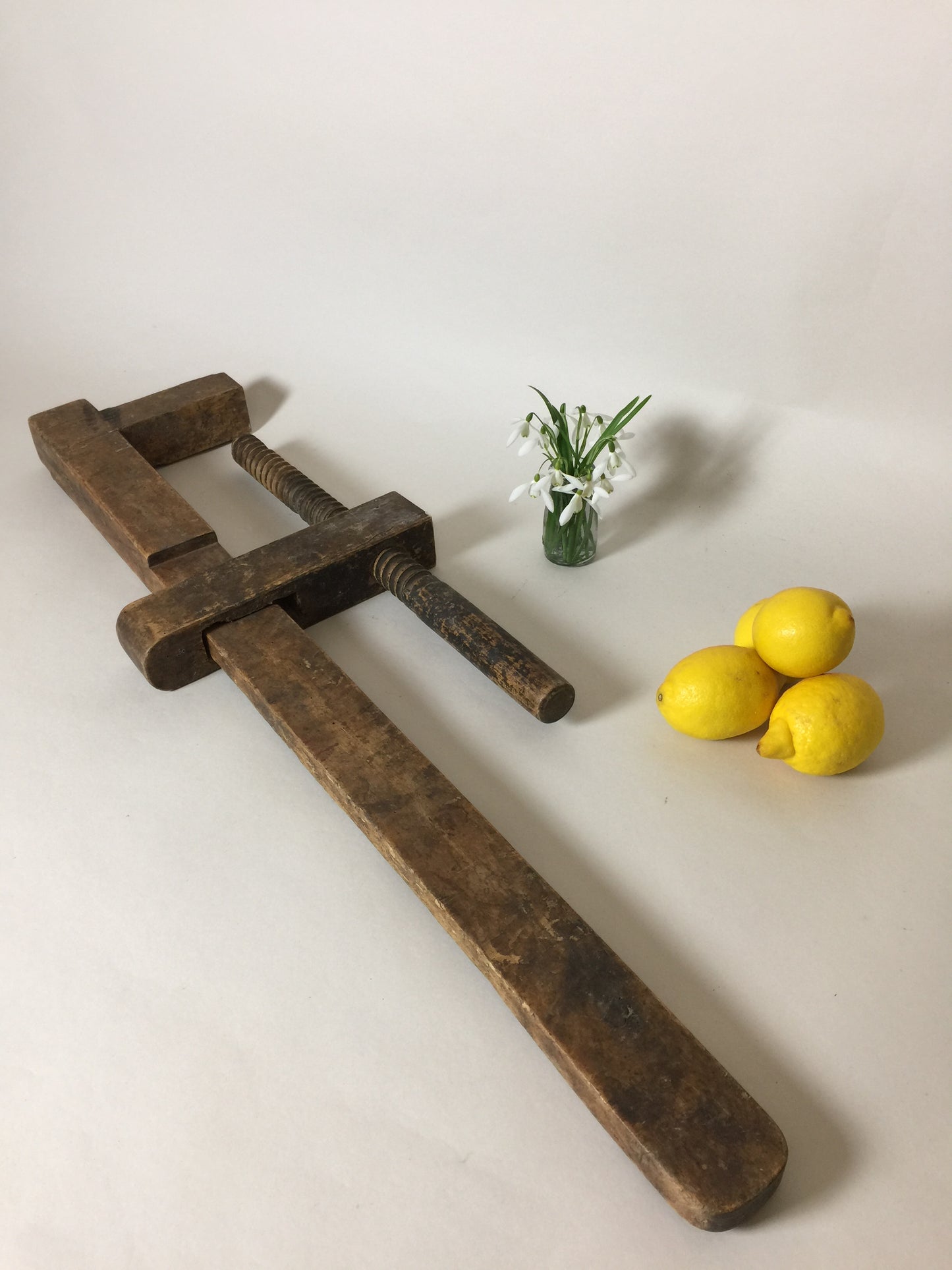 Große alte Schraubzwinge mit schöner Patina
