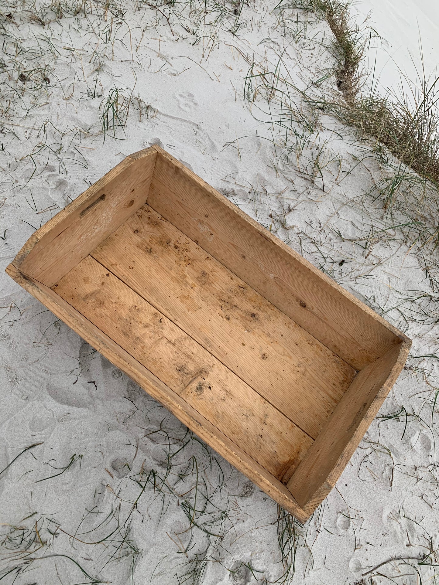 Große Holzkiste mit Tragegriff