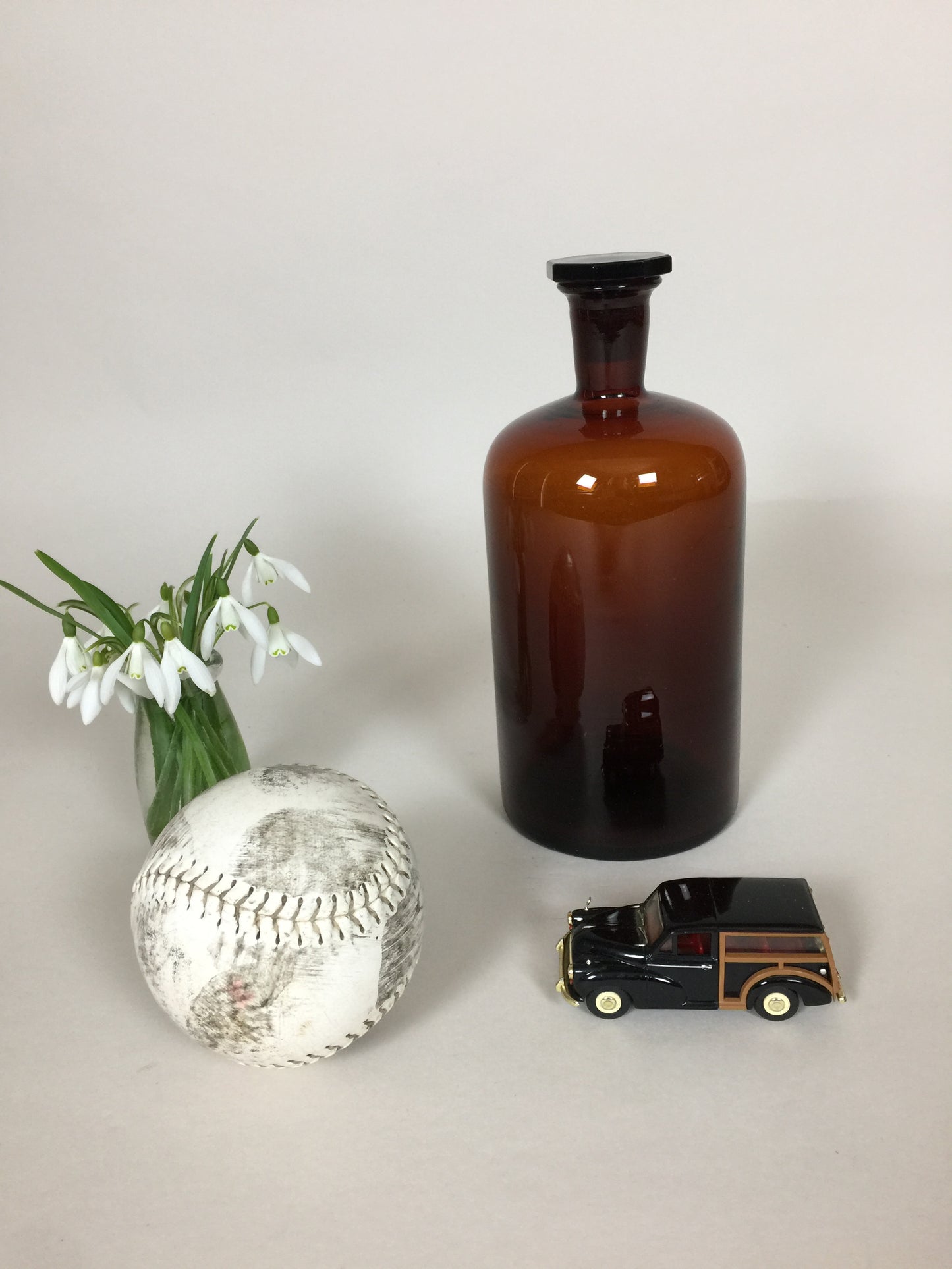 Große Apothekerflasche mit eckigem Deckel